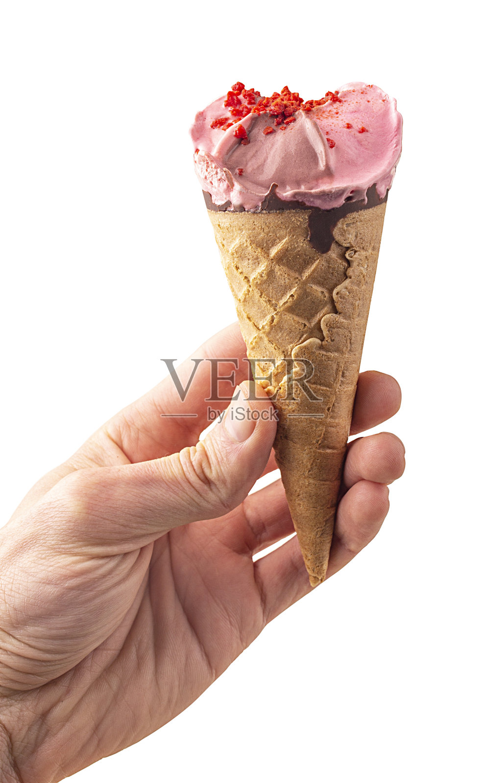 手边有华夫饼杯装的草莓冰淇淋照片摄影图片