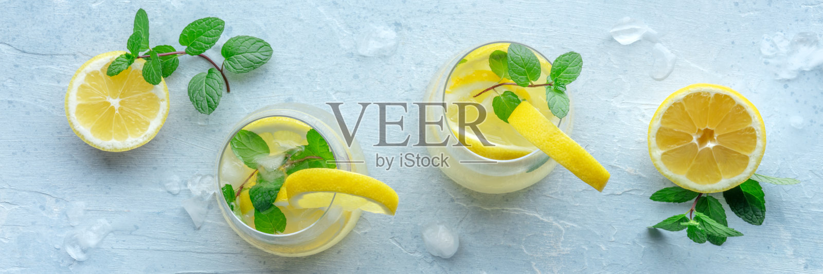 柠檬水加薄荷全景。柠檬水加冰块。两个眼镜照片摄影图片