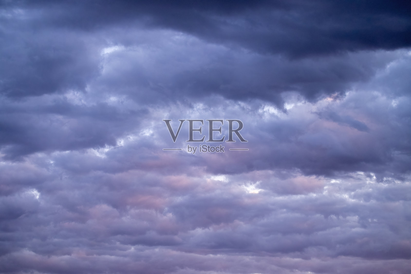 迷人的彩色日落与多云的天空在农村地区。风景形象的纹理天空。完美的夏日壁纸。明亮史诗般的天空。照片摄影图片