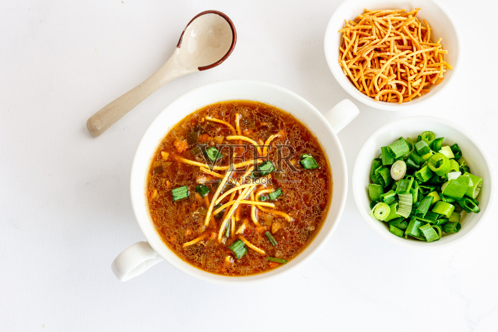 鸡满州汤自上而下的照片，脆皮炒面和葱花照片摄影图片