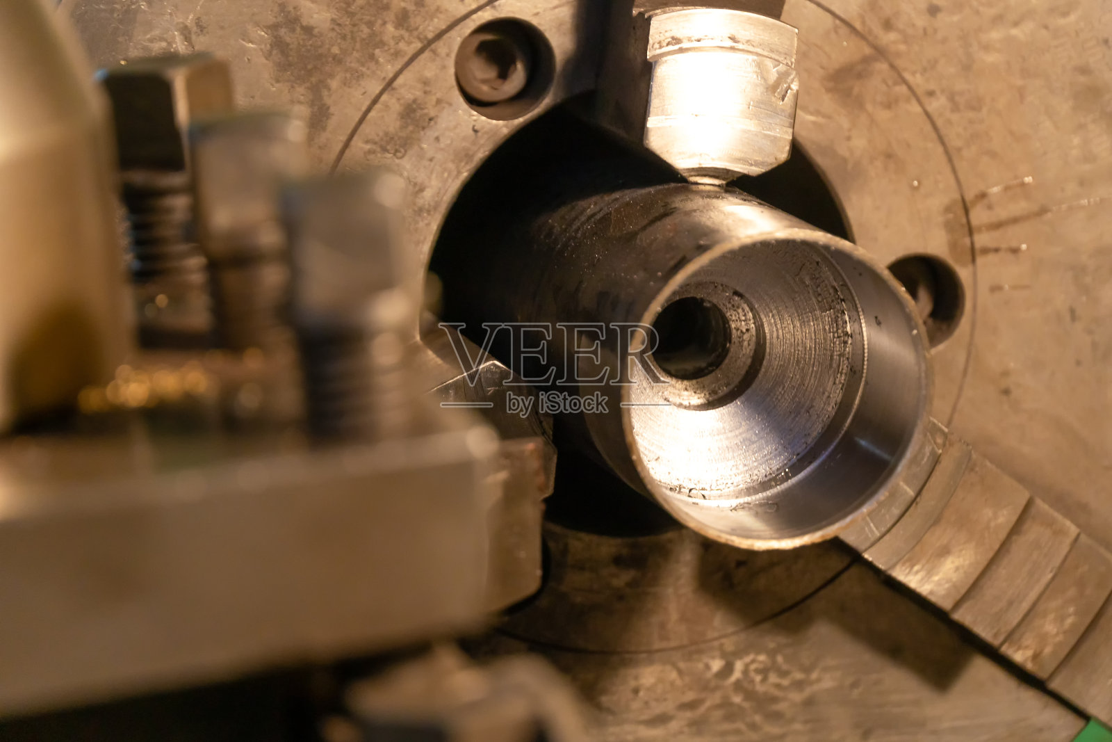 工业用铣削机械车削金属加工金属零件，生产工业用车床刀具切削金属零件轴的车床。用车床进行金属加工。照片摄影图片