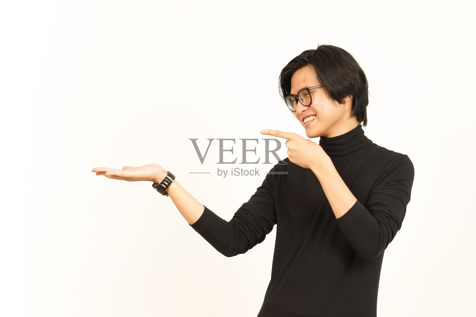 在白色上孤立的英俊的亚洲男子的手掌上展示，展示和持有产品照片摄影图片