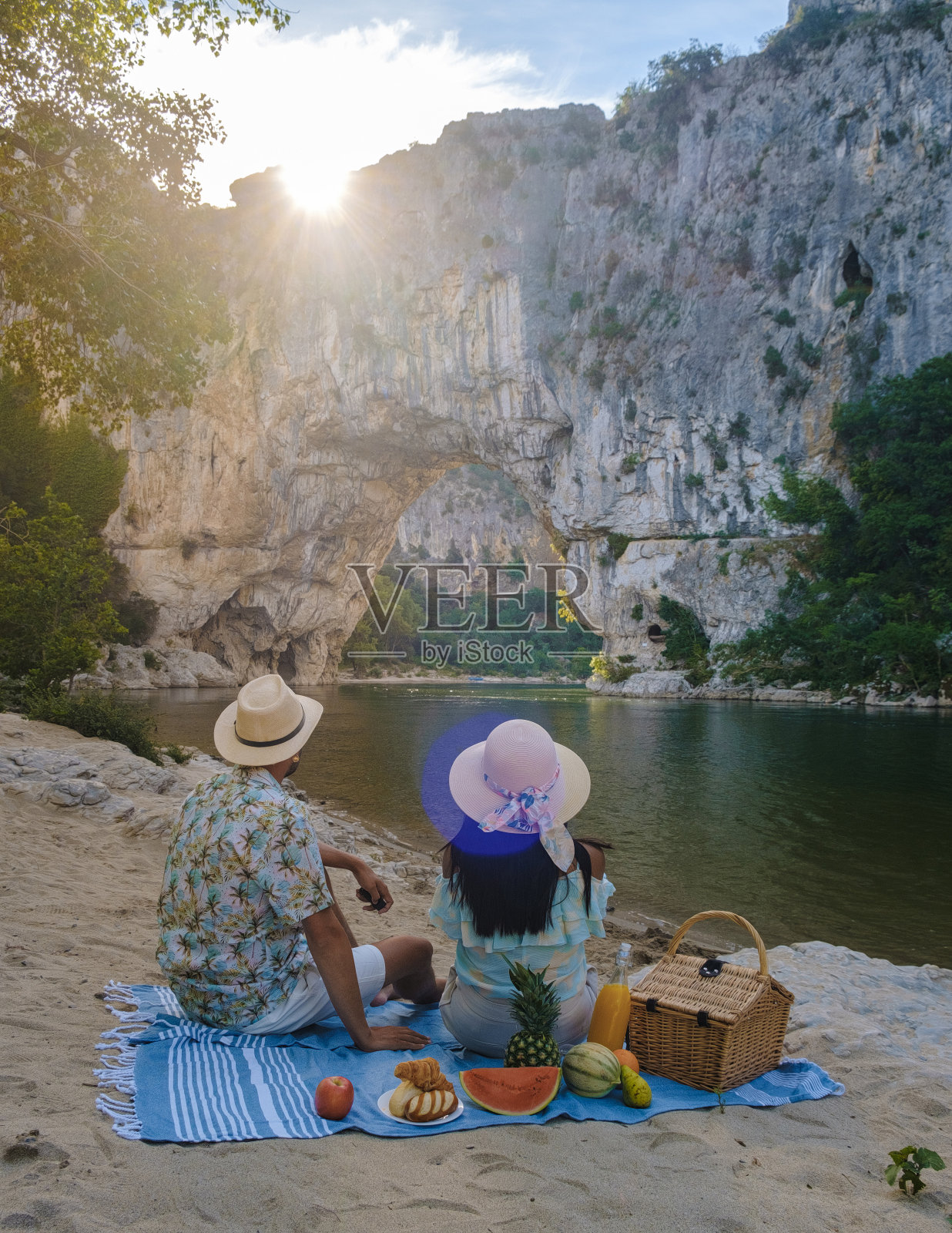 一对夫妇在法国阿尔代什的圆弧桥度假，俯瞰法国圆弧桥峡谷照片摄影图片