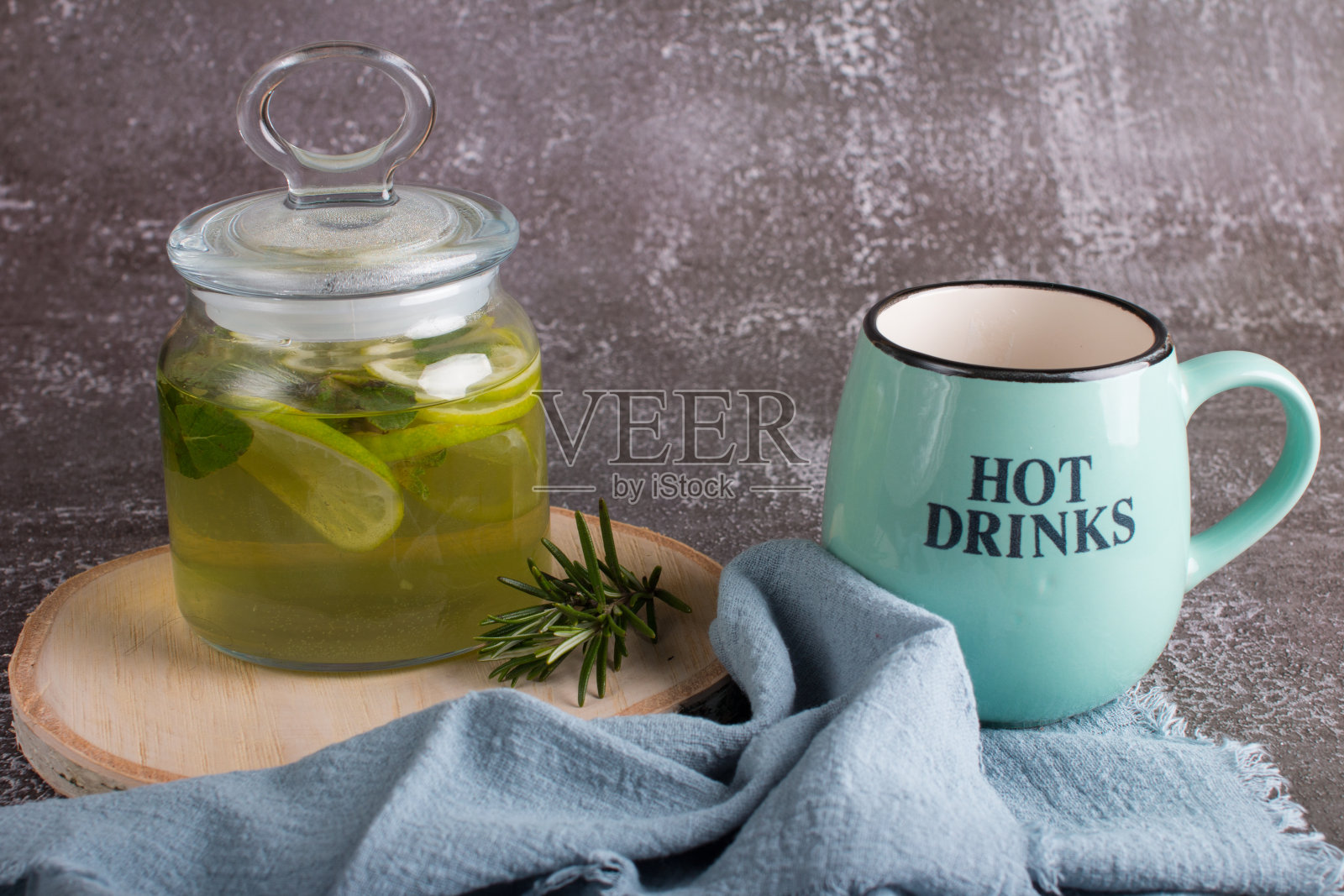 绿色饮料加酸橙和薄荷在玻璃罐中。无酒精莫吉托，软饮料照片摄影图片