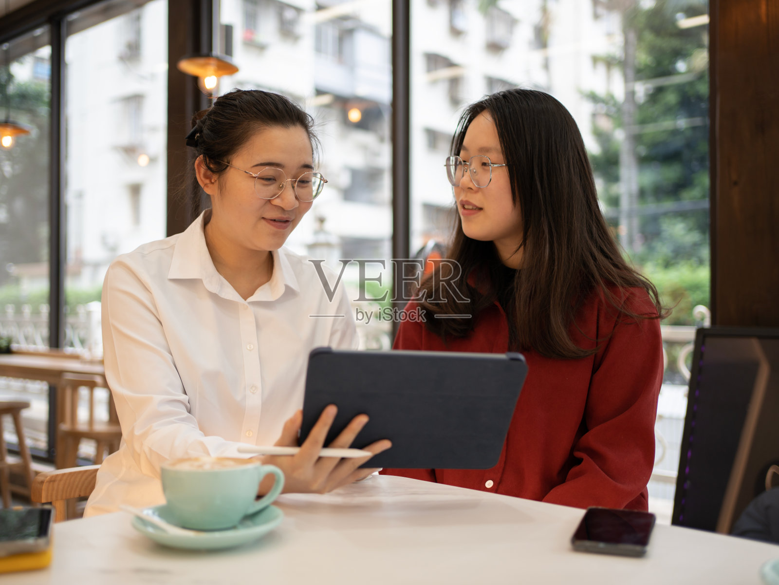 在喝茶时间服用药片照片摄影图片