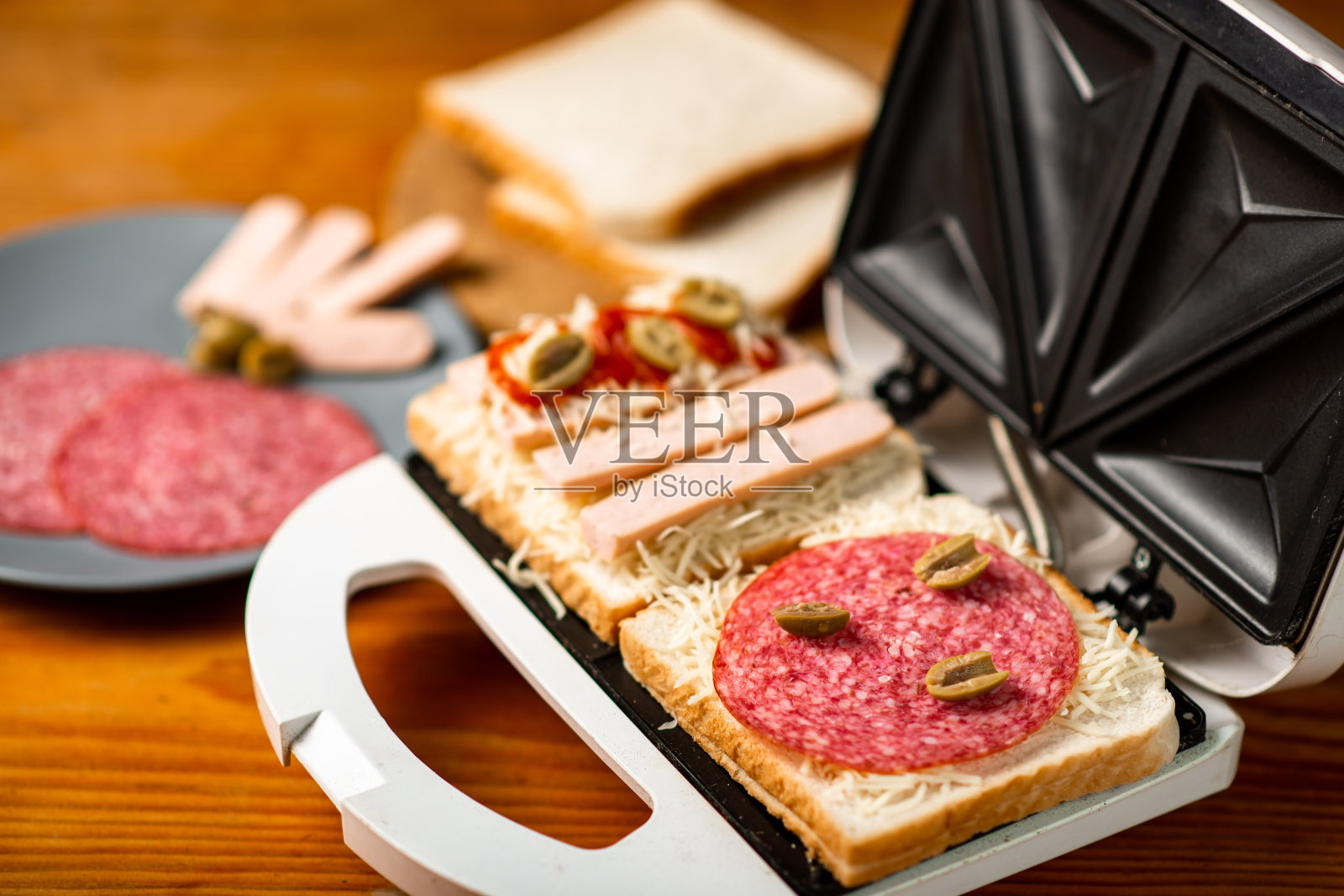 制作三明治，用香肠、奶酪、香肠制作不同的三明治。照片摄影图片