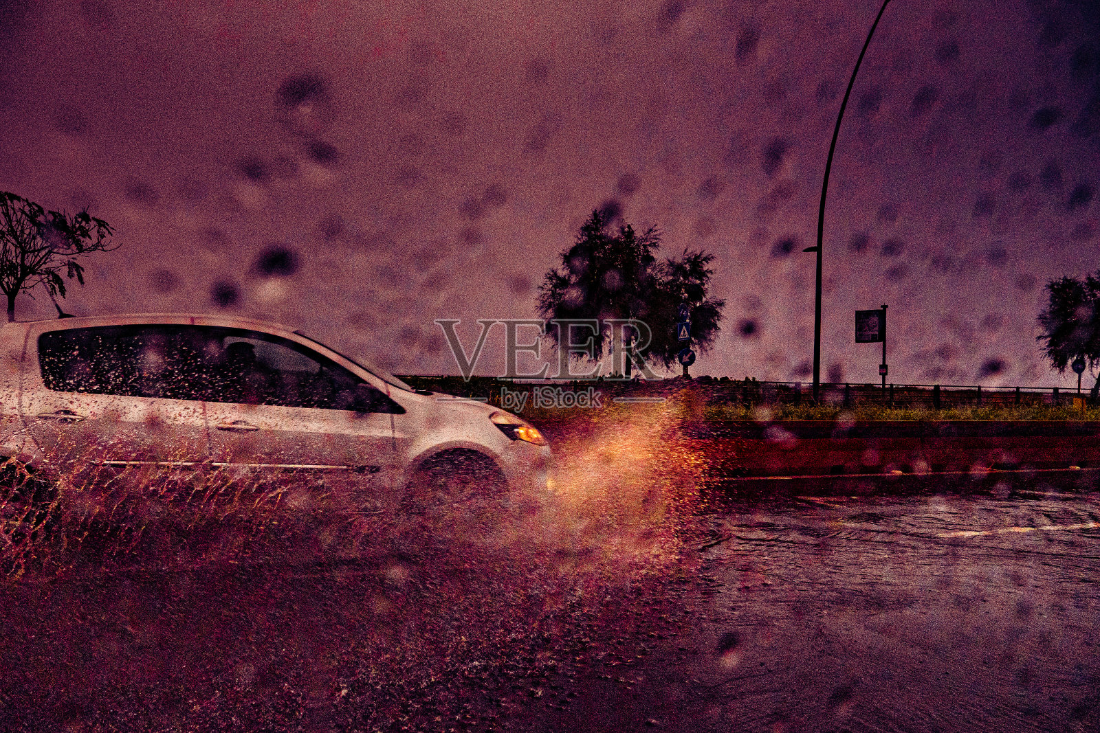 雨中汽车前灯的景象照片摄影图片