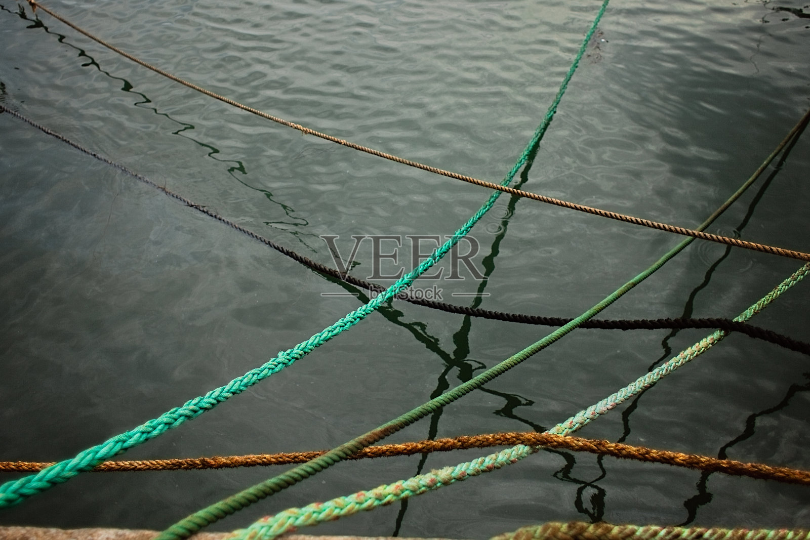 在多云的天在Howth，都柏林，爱尔兰港口和码头的锚索。照片摄影图片