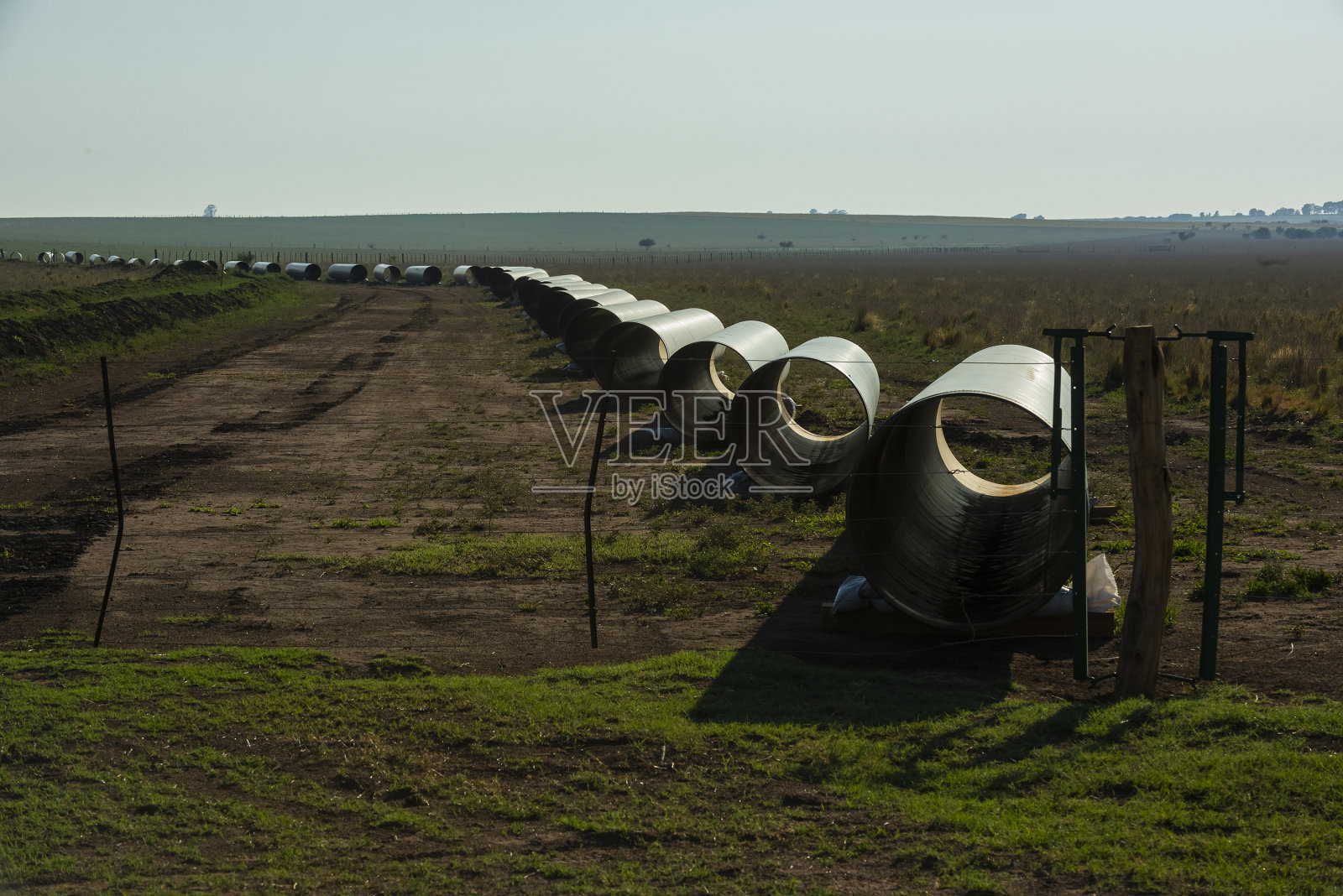 阿根廷巴塔哥尼亚拉潘帕省天然气管道建设。照片摄影图片