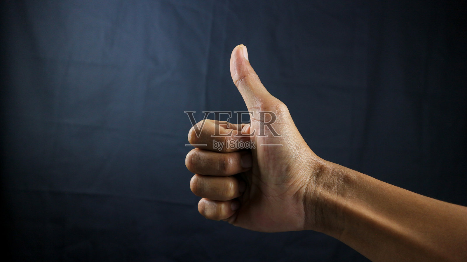 好手，好工作，为成功的商业理念签署协议拍手叫好。照片摄影图片