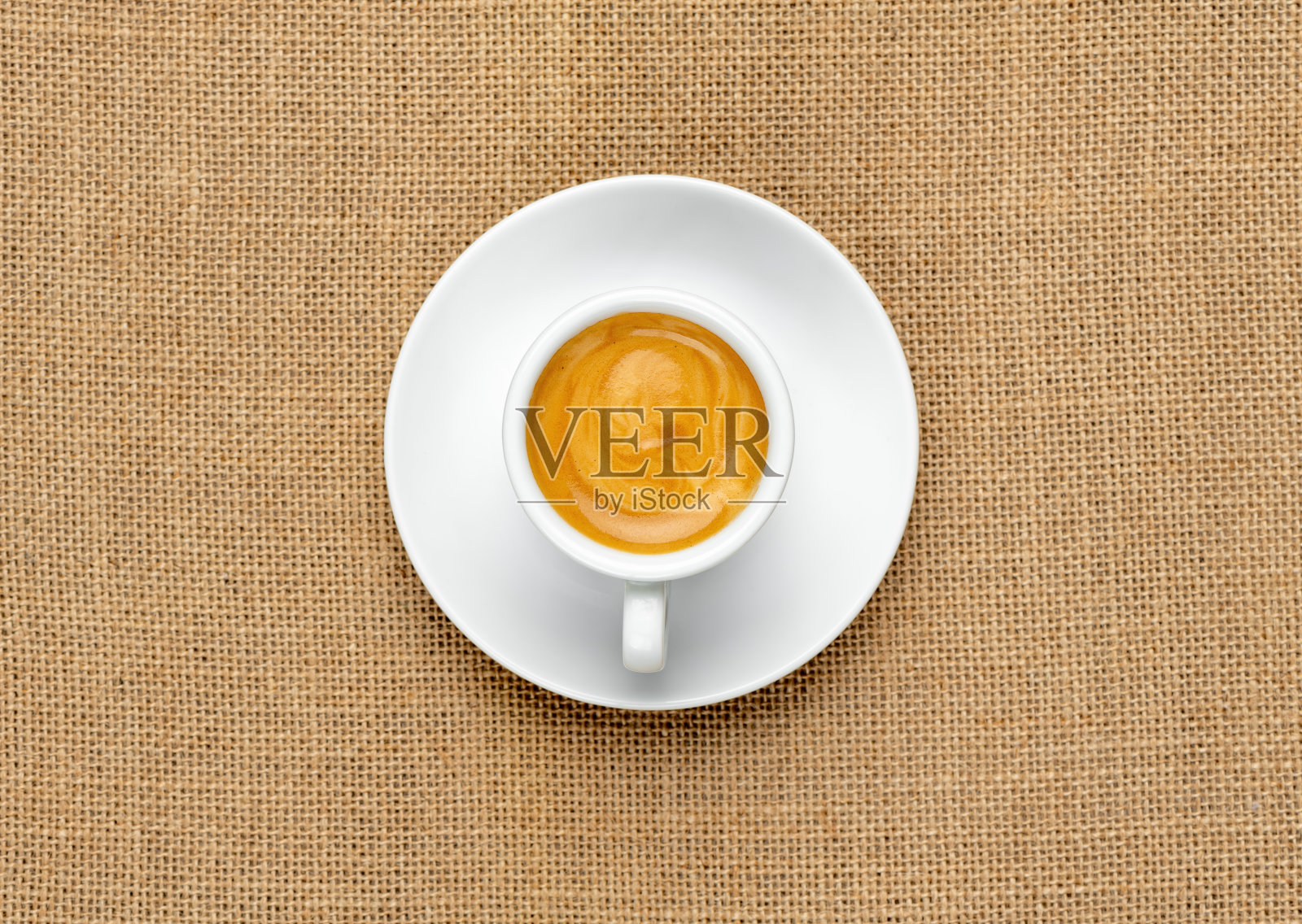 白色意式浓缩咖啡杯，背景为粗麻布纹理，俯视图照片摄影图片