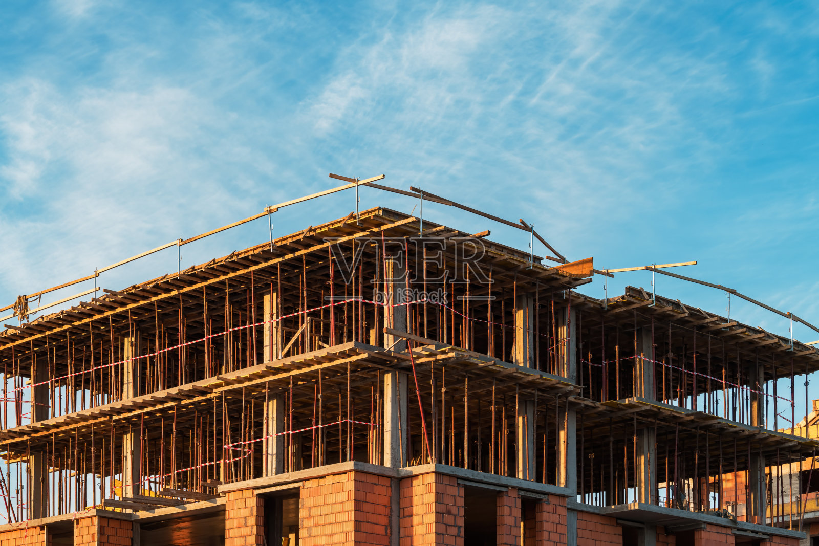 支撑建筑结构混凝土支柱框架的脚手架照片摄影图片