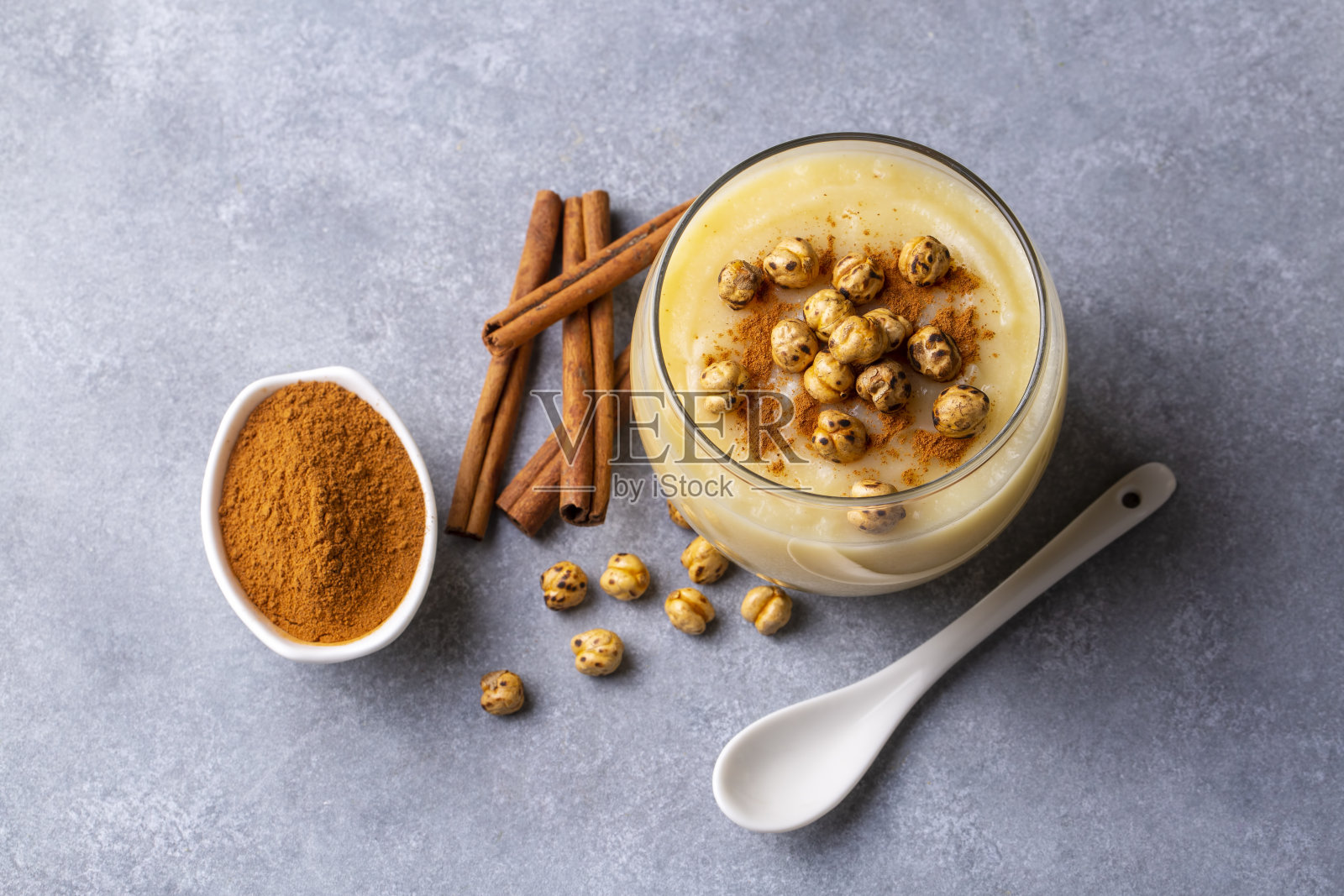 Boza或Bosa，传统的土耳其饮料，配烤鹰嘴豆照片摄影图片