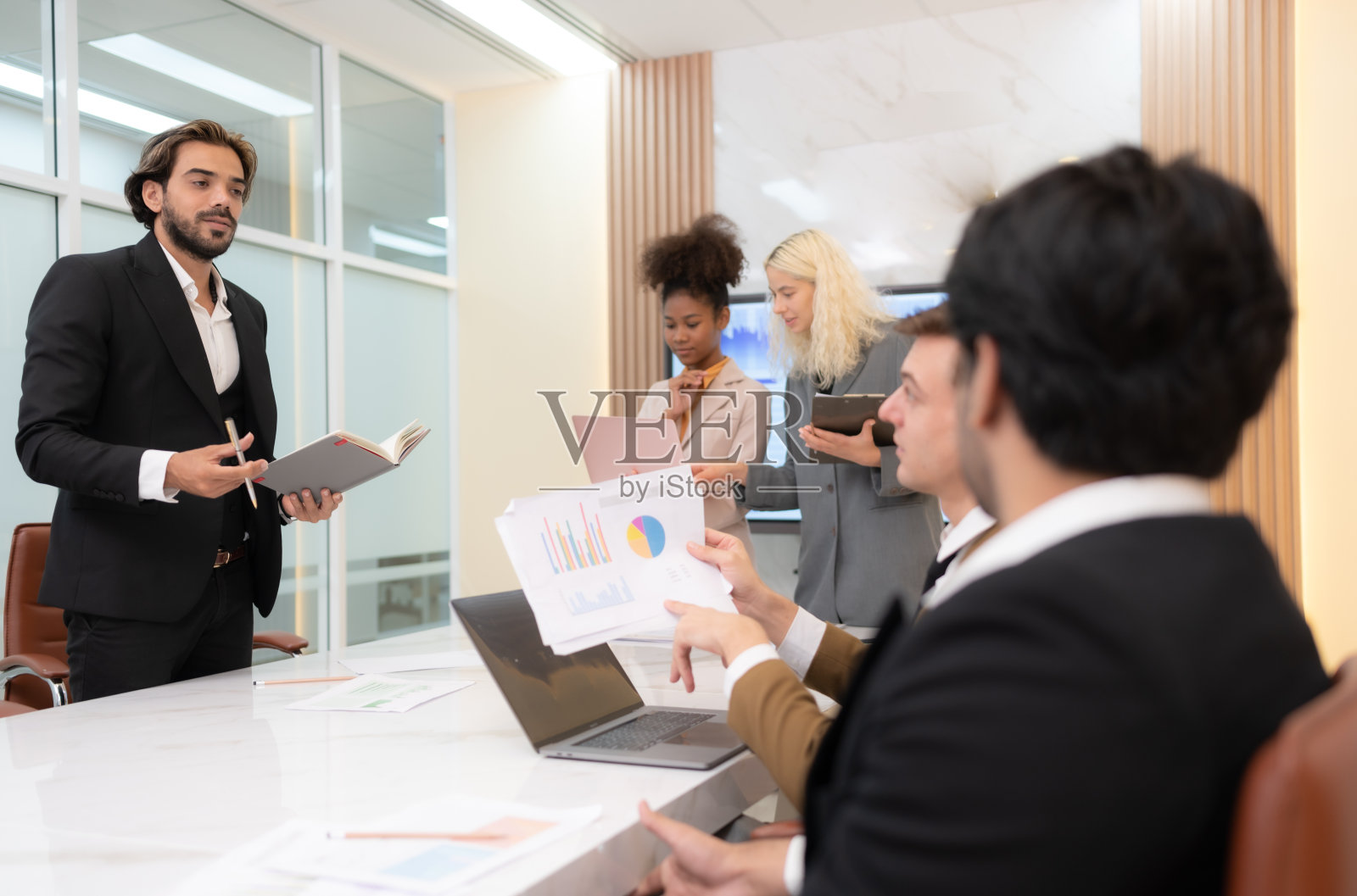 一群国际公司的年轻商人开会讨论新项目照片摄影图片