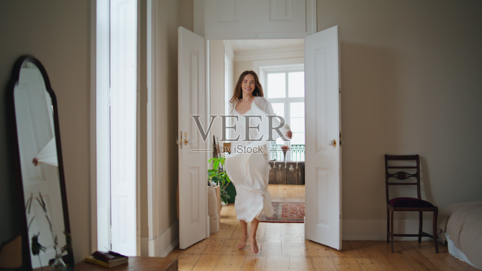 开朗的女人独自晨跑公寓。积极的女士在家里跳舞照片摄影图片