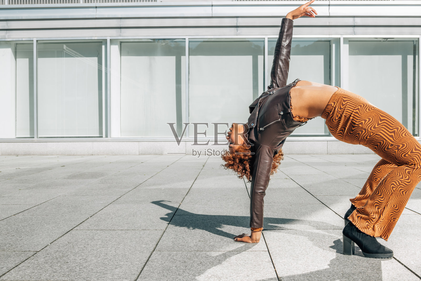 城市年轻女孩在街上摆姿势照片摄影图片
