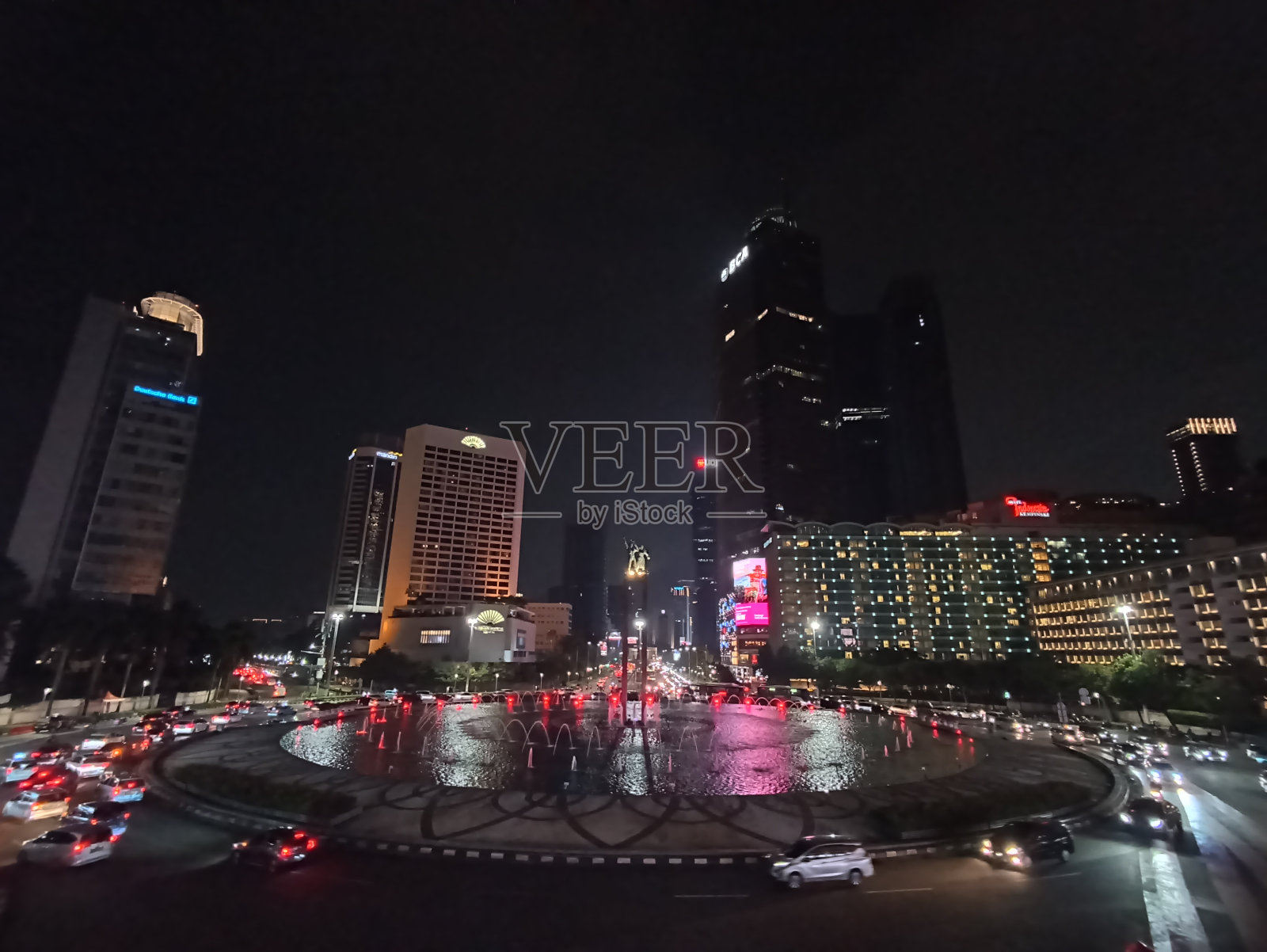 夜晚，大城市的摩天大楼照片摄影图片