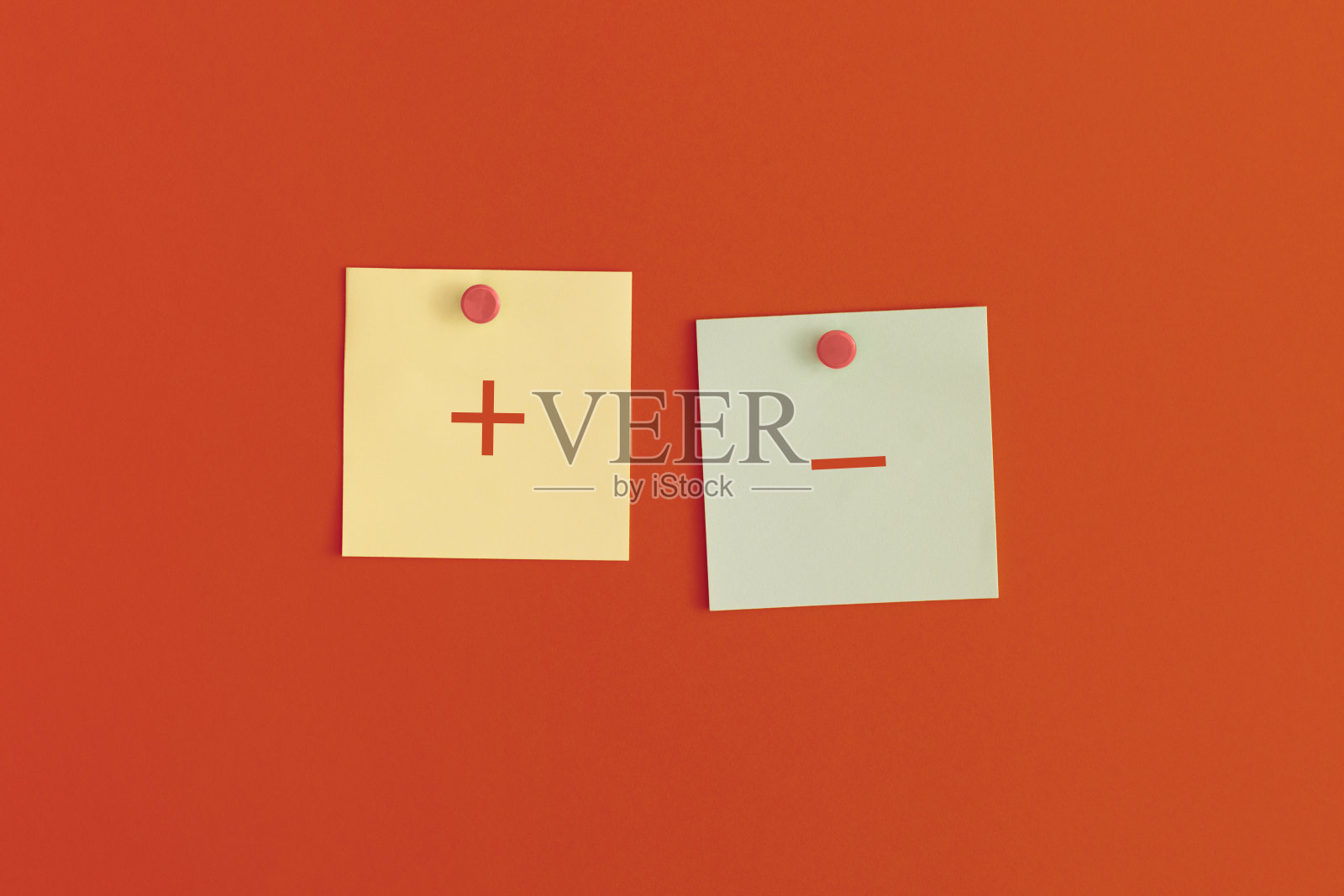 在决策、批准或投票时，有正面和负面评价概念的便利贴。照片摄影图片