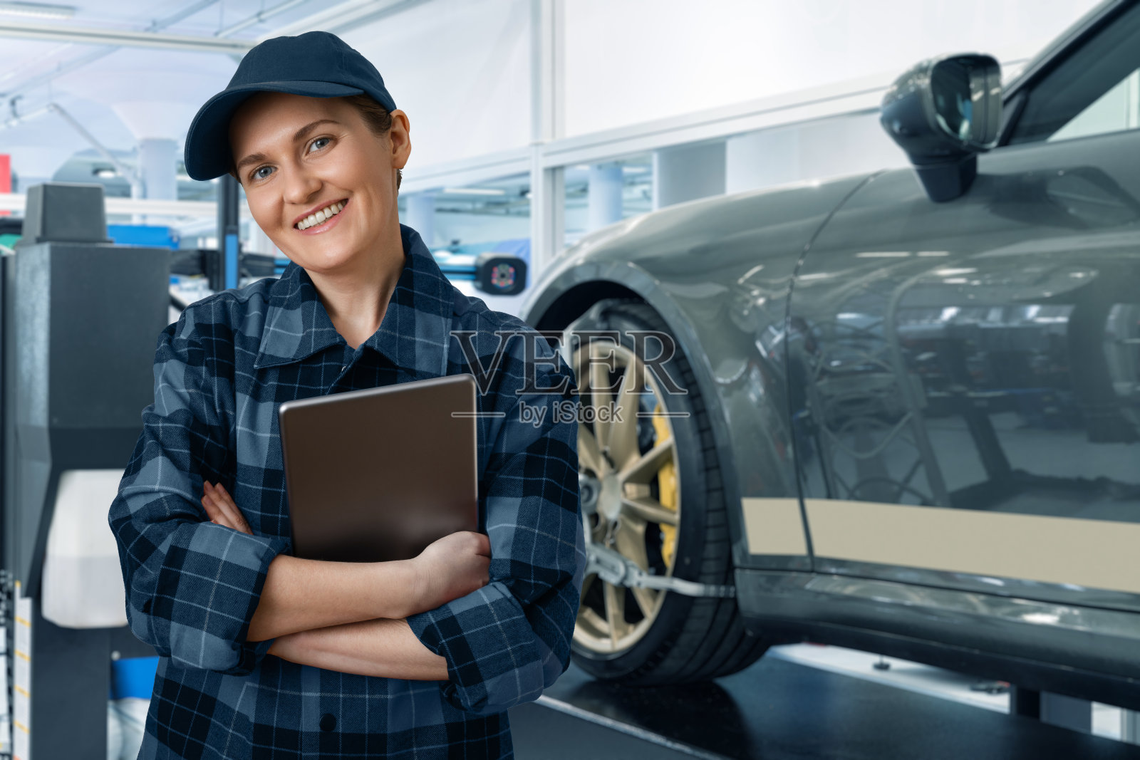 女服务员拿着平板电脑照片摄影图片