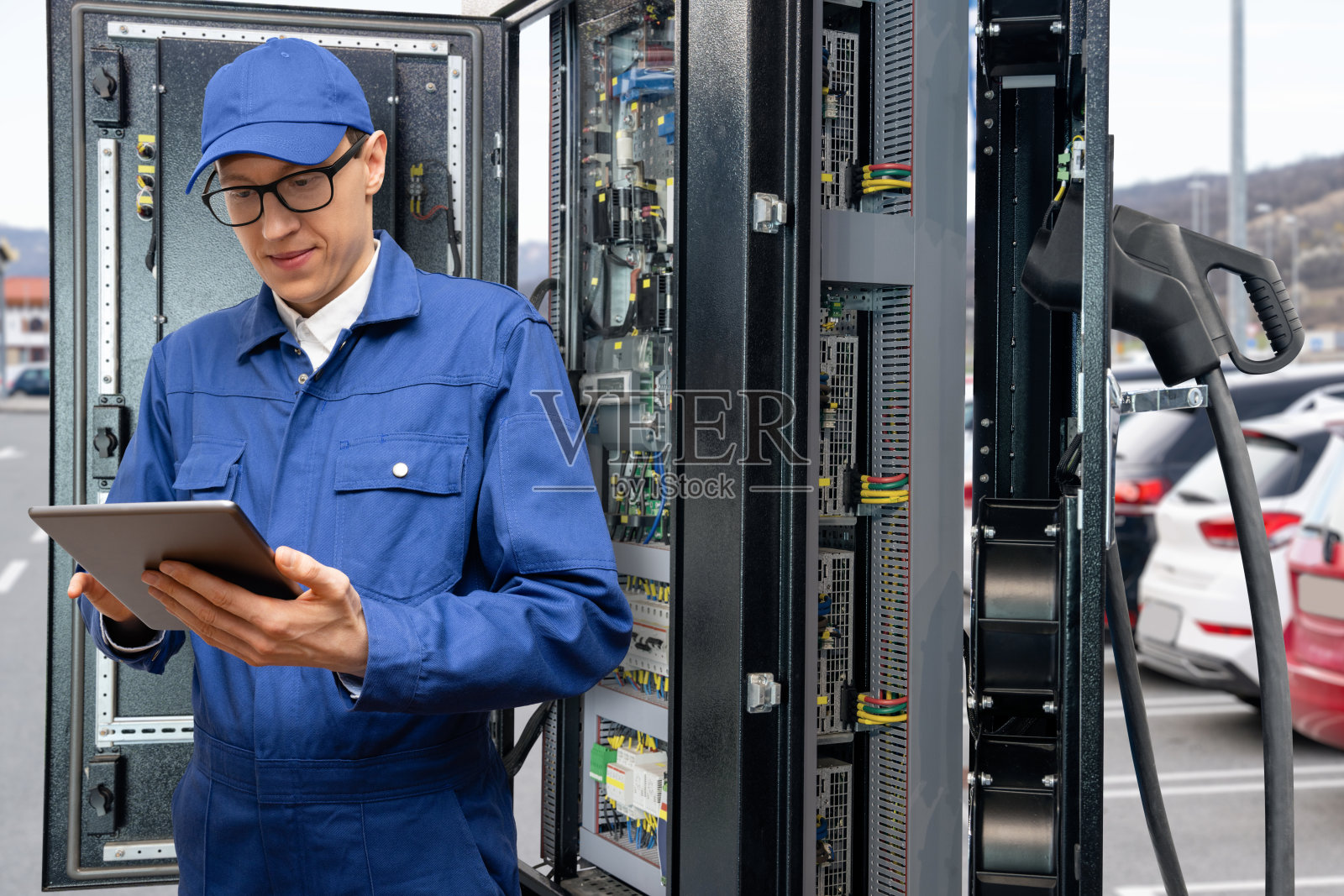 服务人员与数字平板电脑维修充电站照片摄影图片