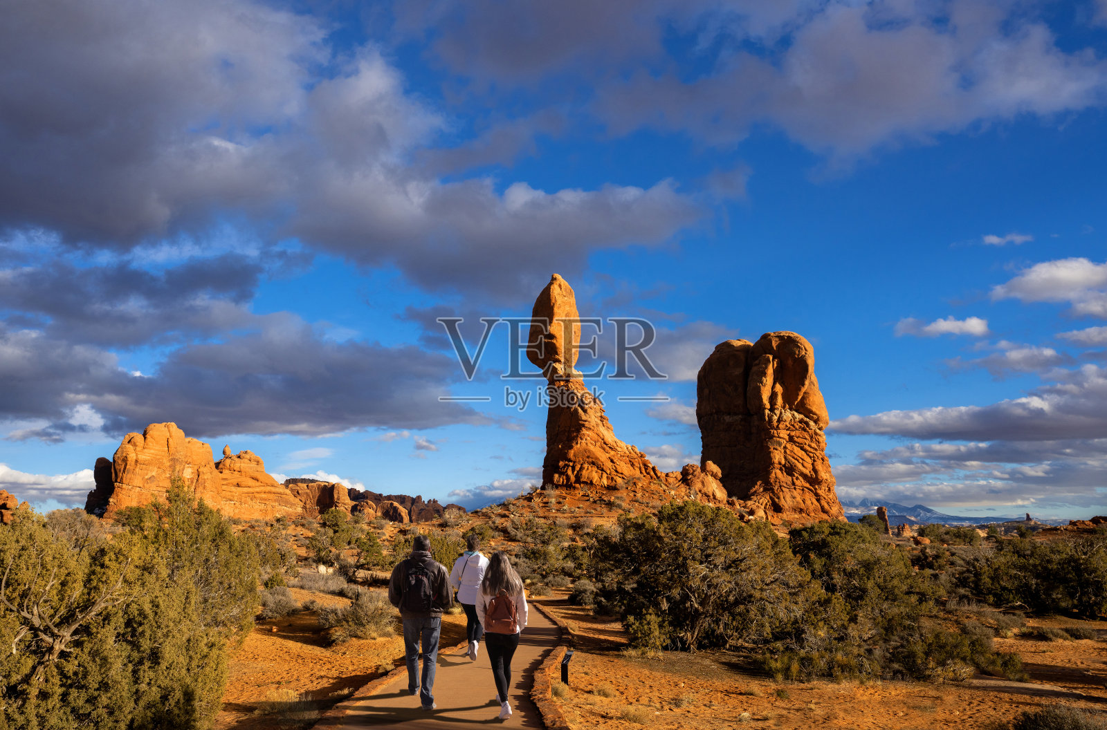 一家人在犹他州的红山徒步旅行。照片摄影图片