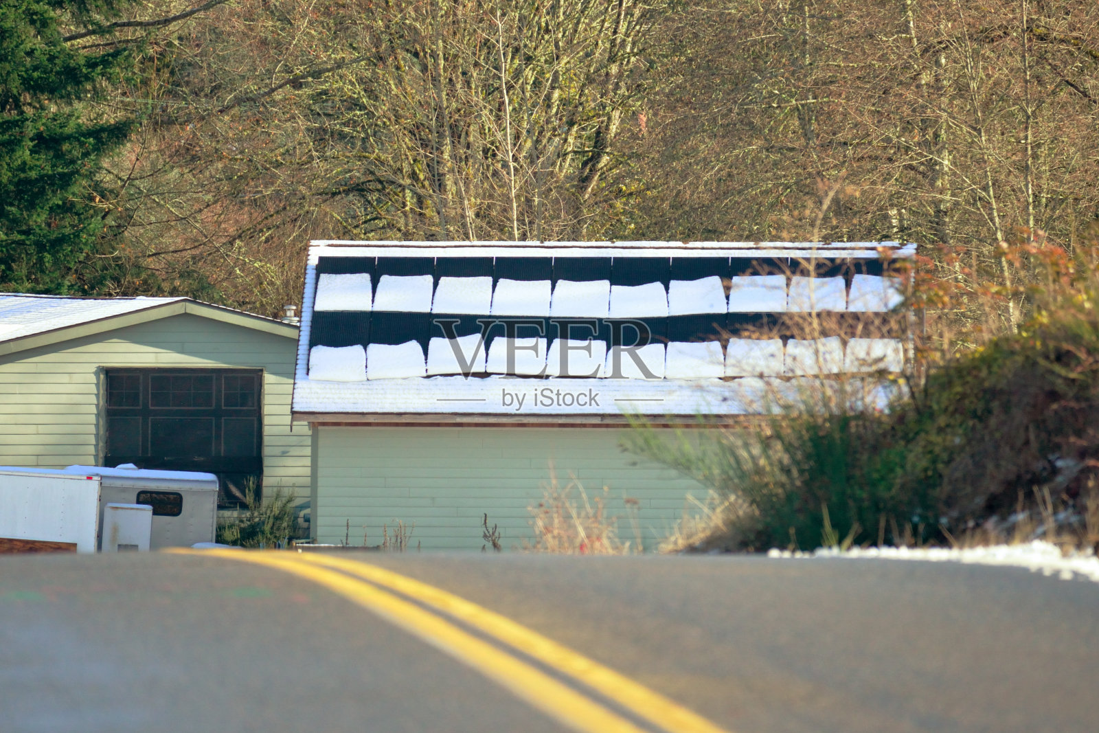 被雪覆盖的太阳能电池板。照片摄影图片