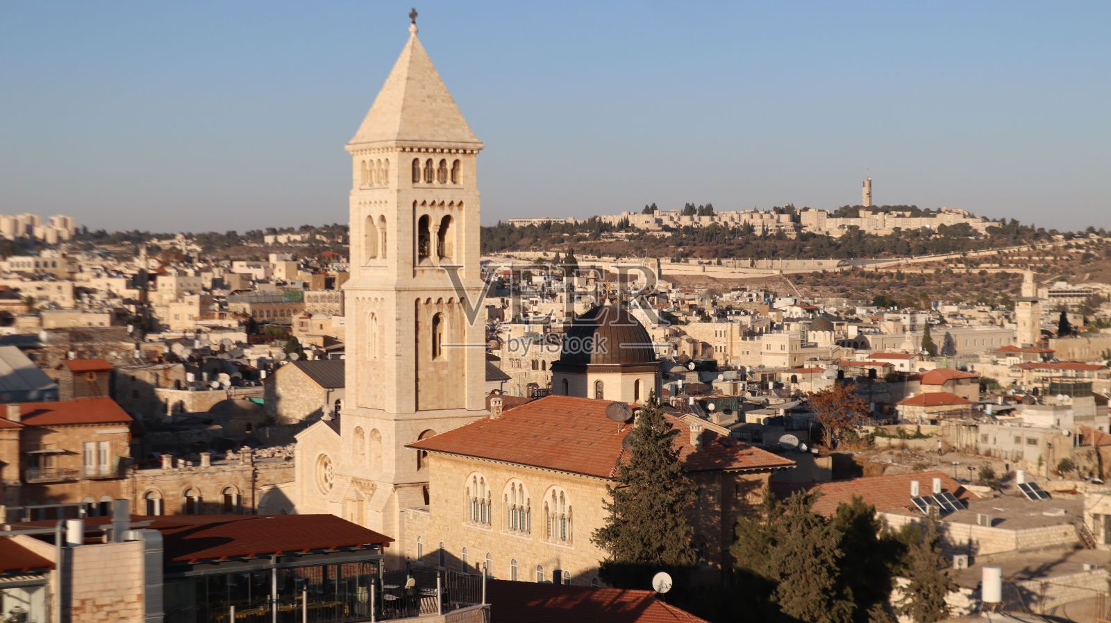 耶路撒冷基督救世主教堂的蓝天背景航拍照片摄影图片