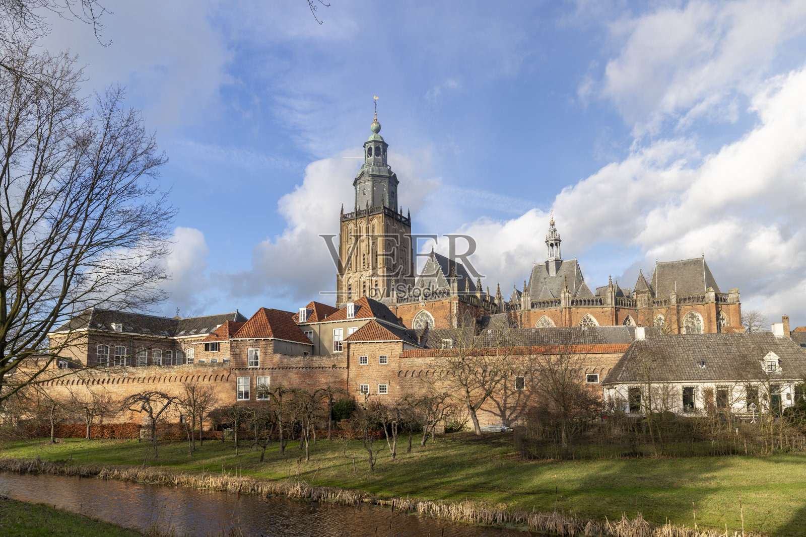 建筑中的Walburgiskerk教堂建筑在冬季贫瘠的迷人景观照片摄影图片