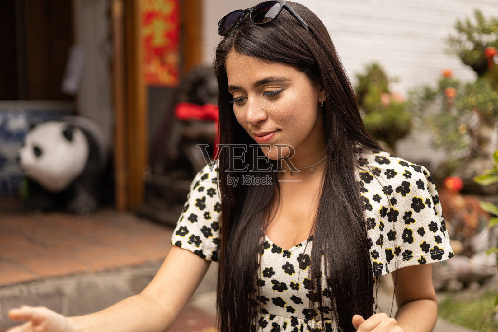 戴着太阳镜作为配饰，年轻模特的自然美，直发，轻松的夏日生活方式和青春时尚，肖像照片摄影图片