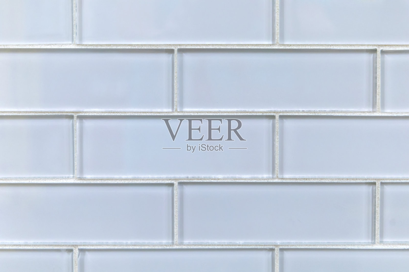 白色透明玻璃手工制作的矩形经典地铁瓷砖，用于后挡板，淋浴，浴室墙壁区域照片摄影图片