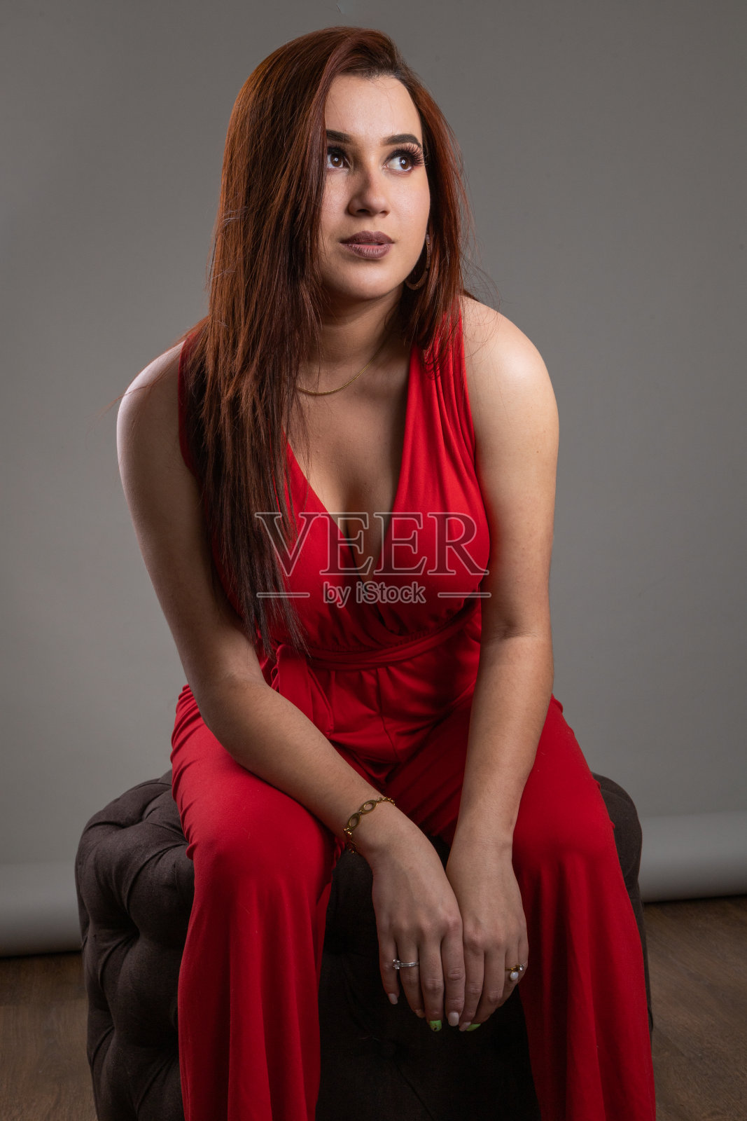 年轻的拉丁女子与直发和专业化妆在工作室，迷人的女模特生活方式照片摄影图片