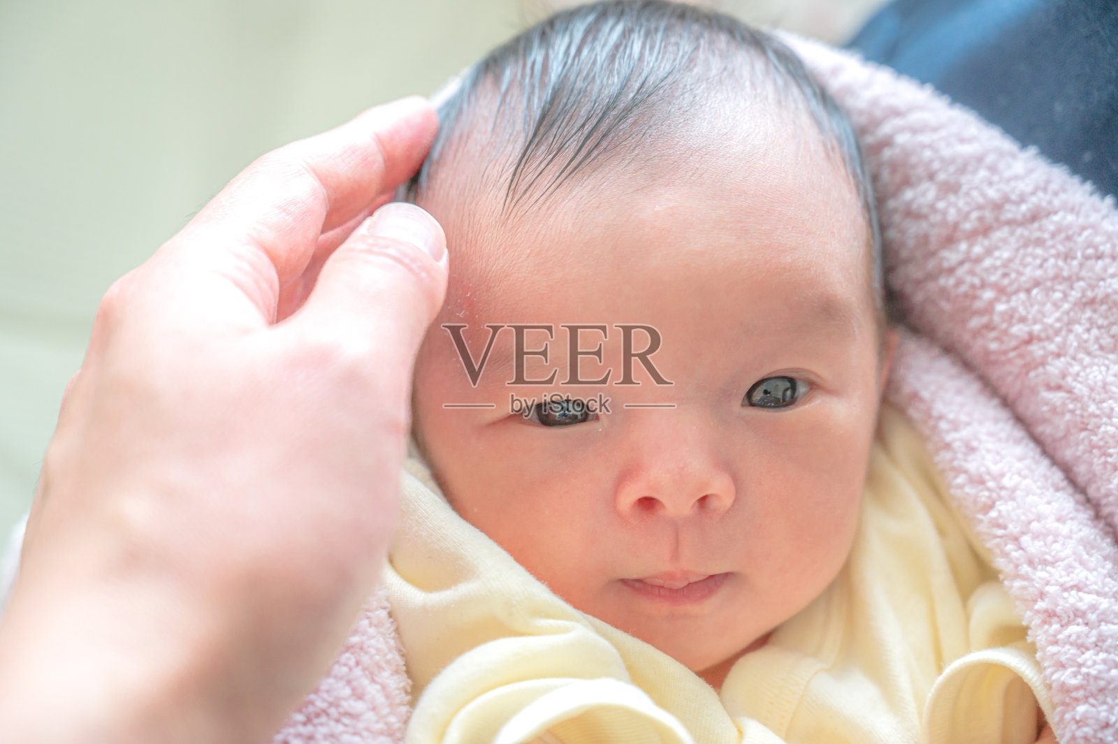 可爱的日本宝宝和妈妈照片摄影图片