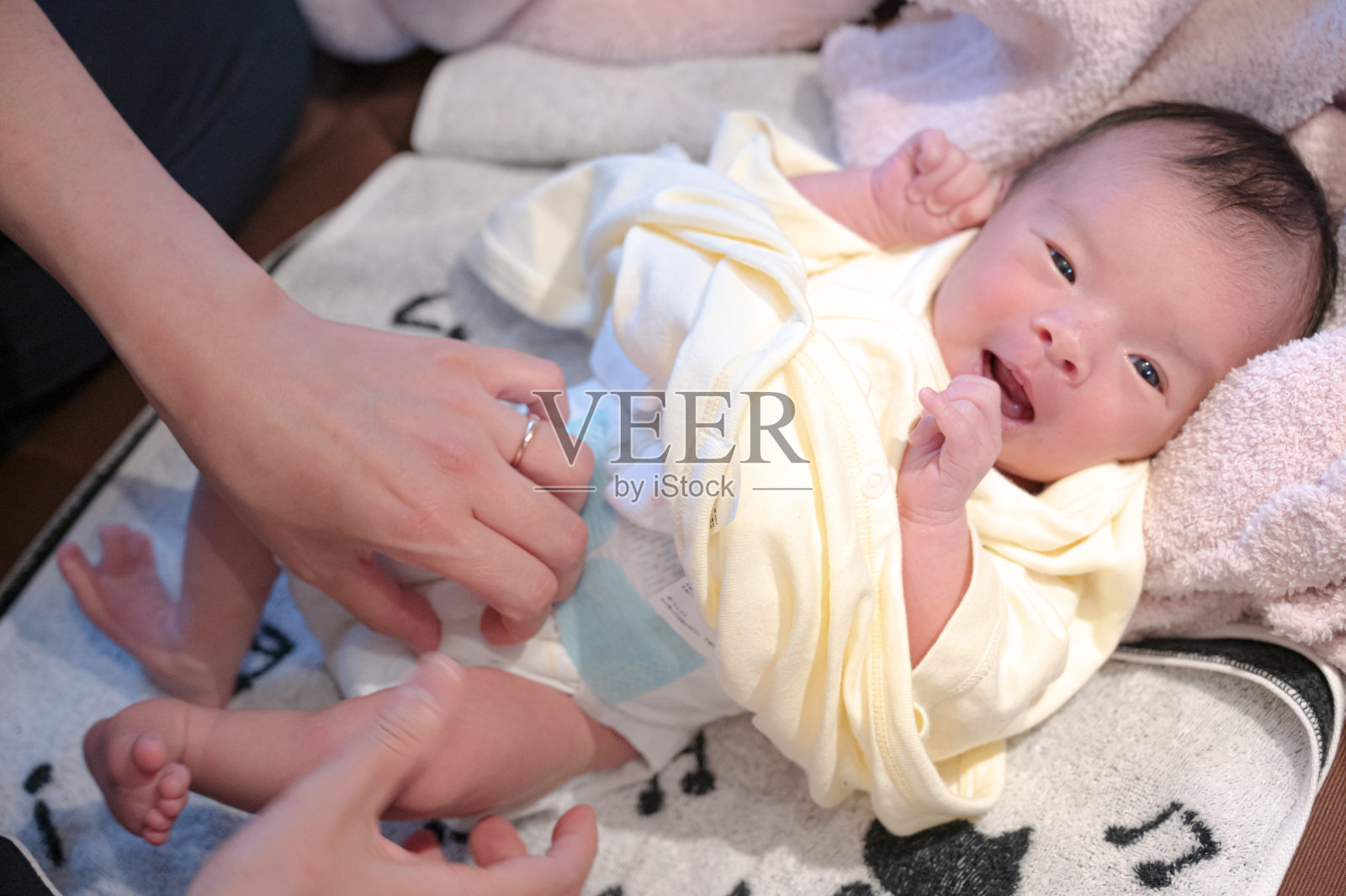 可爱的日本宝宝和妈妈照片摄影图片