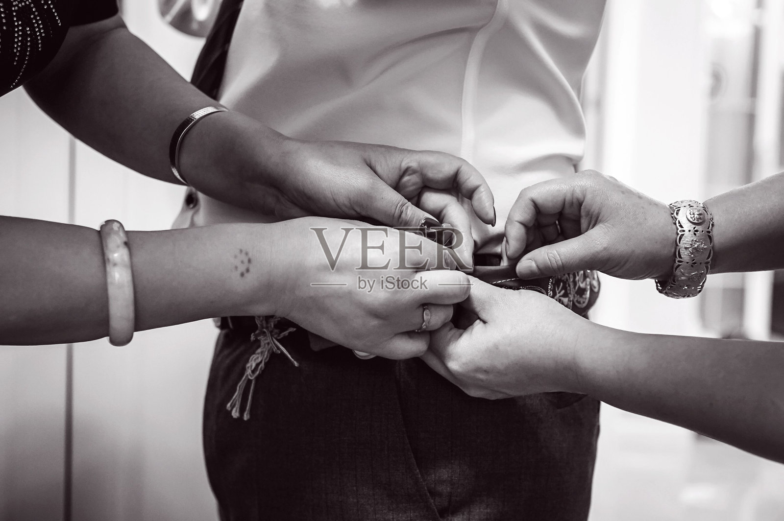 人的手灰度固定的腰带的新郎照片摄影图片