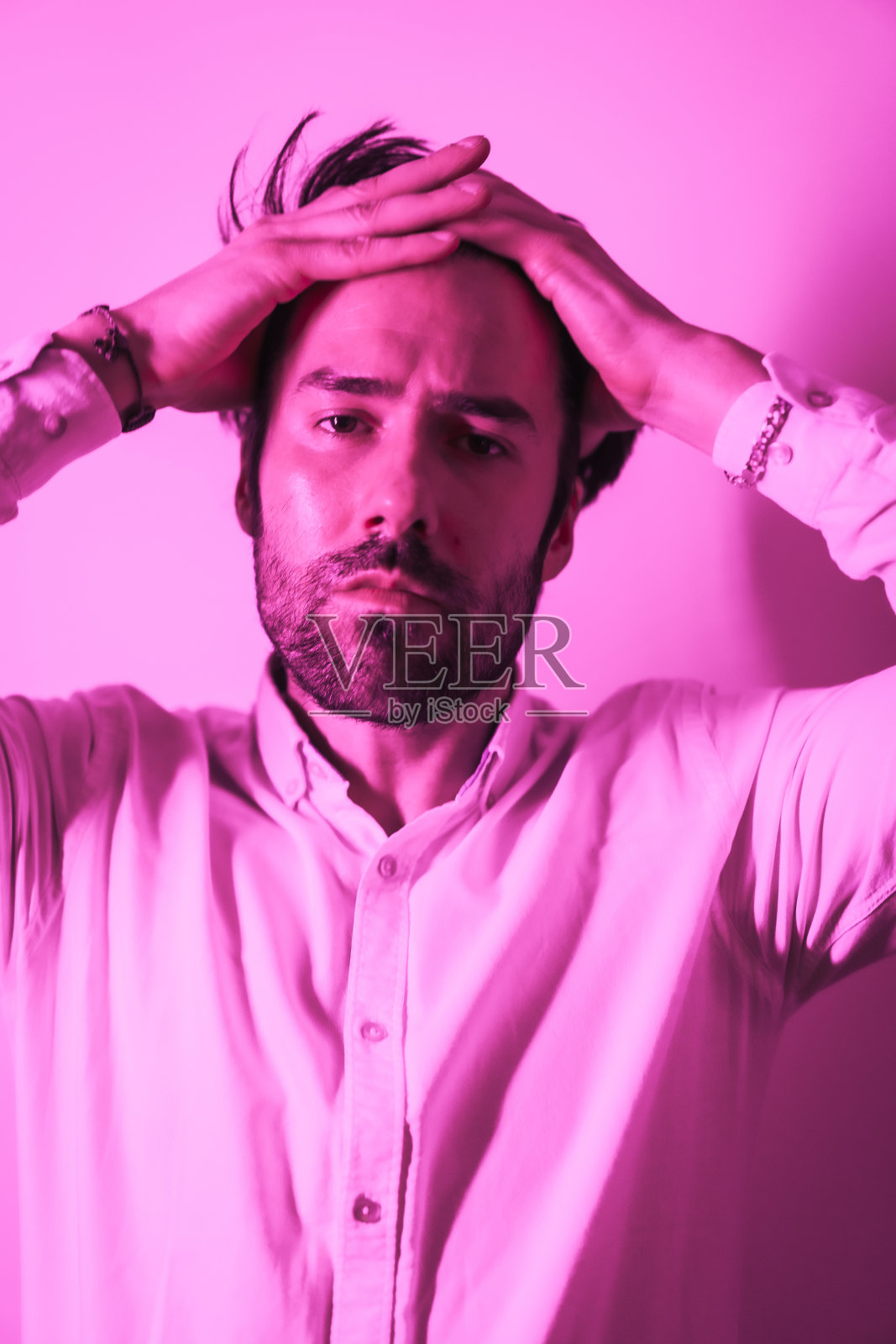 一个英俊的白人胡须年轻男性触摸他的头发垂直肖像照片摄影图片