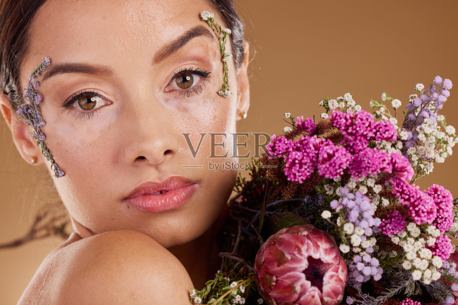 化妆品，花束和肖像放松女性与环保化妆品，天然面部产品或薰衣草护肤。健康，水疗沙龙或美学模型脸与可持续的花卉美照片摄影图片