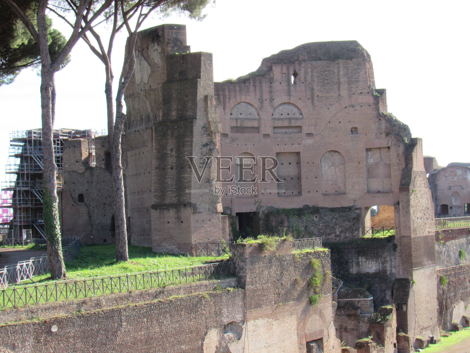 罗马论坛，是古罗马所有商业中心集中的地方，市民聚集在这里讨论商业、政治、法律、经济和宗教。照片摄影图片