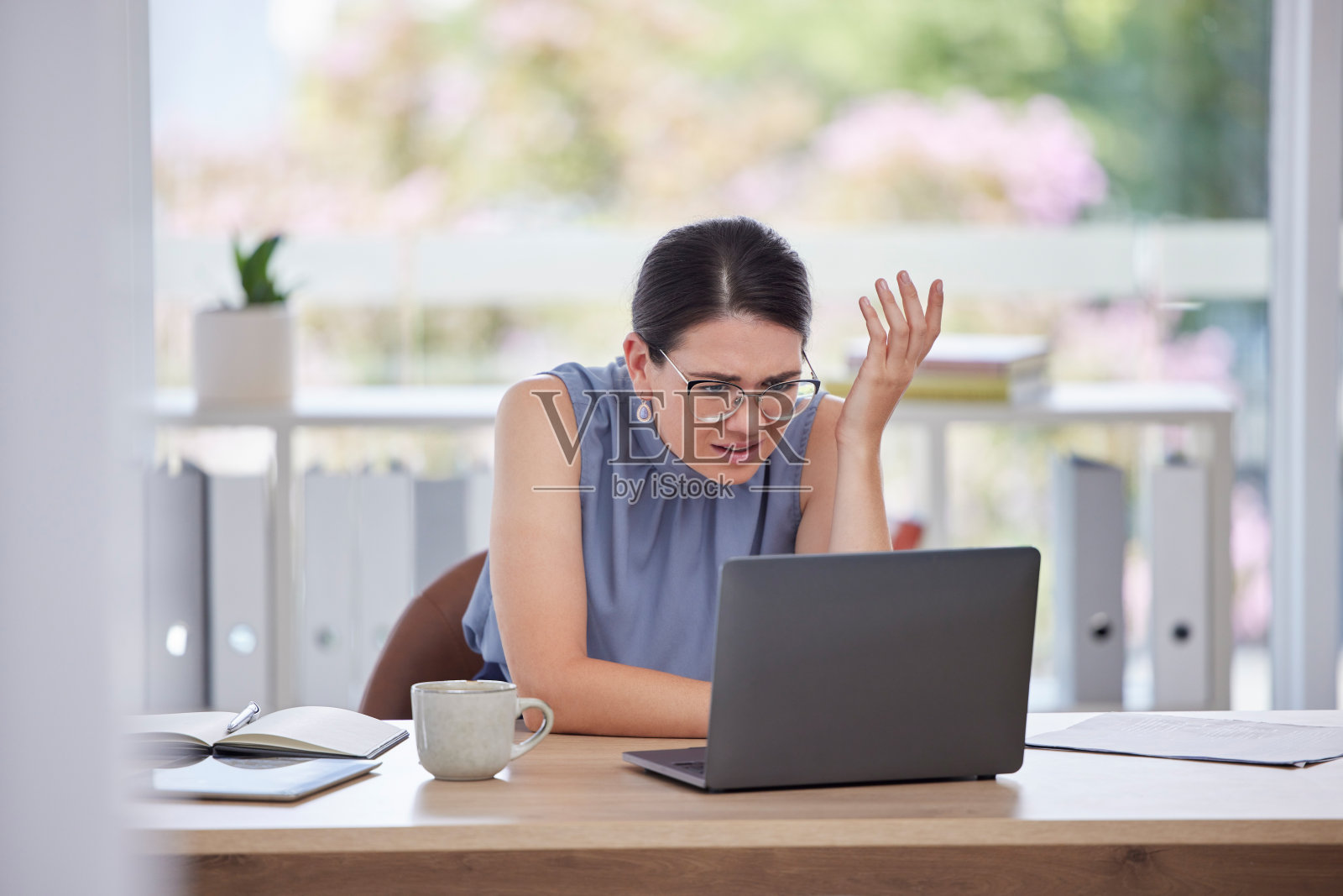 压力，错误和女人在办公室的笔记本电脑故障沮丧，沮丧和困惑从404报告。技术，网络安全和女员工与数字黑客，垃圾邮件和诈骗问题在办公室照片摄影图片