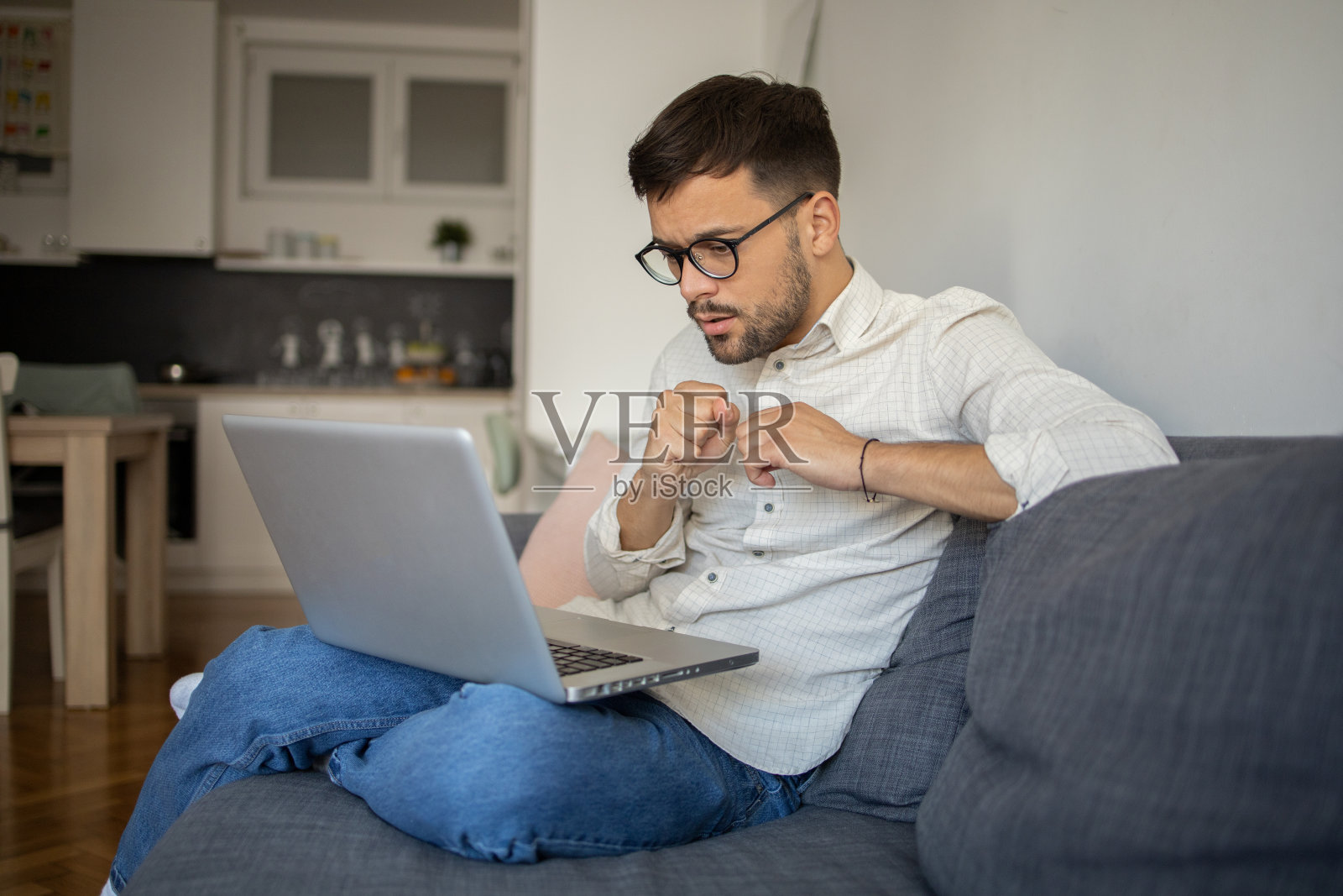 在家工作的男人照片摄影图片