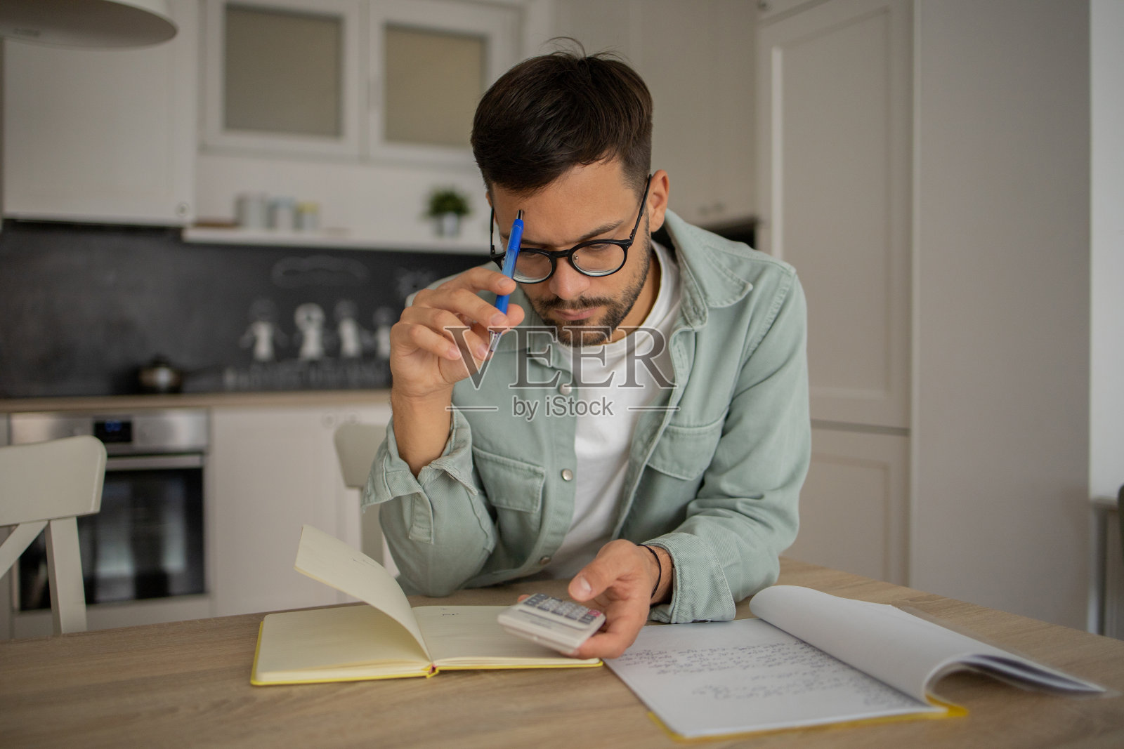 年轻人在家工作照片摄影图片