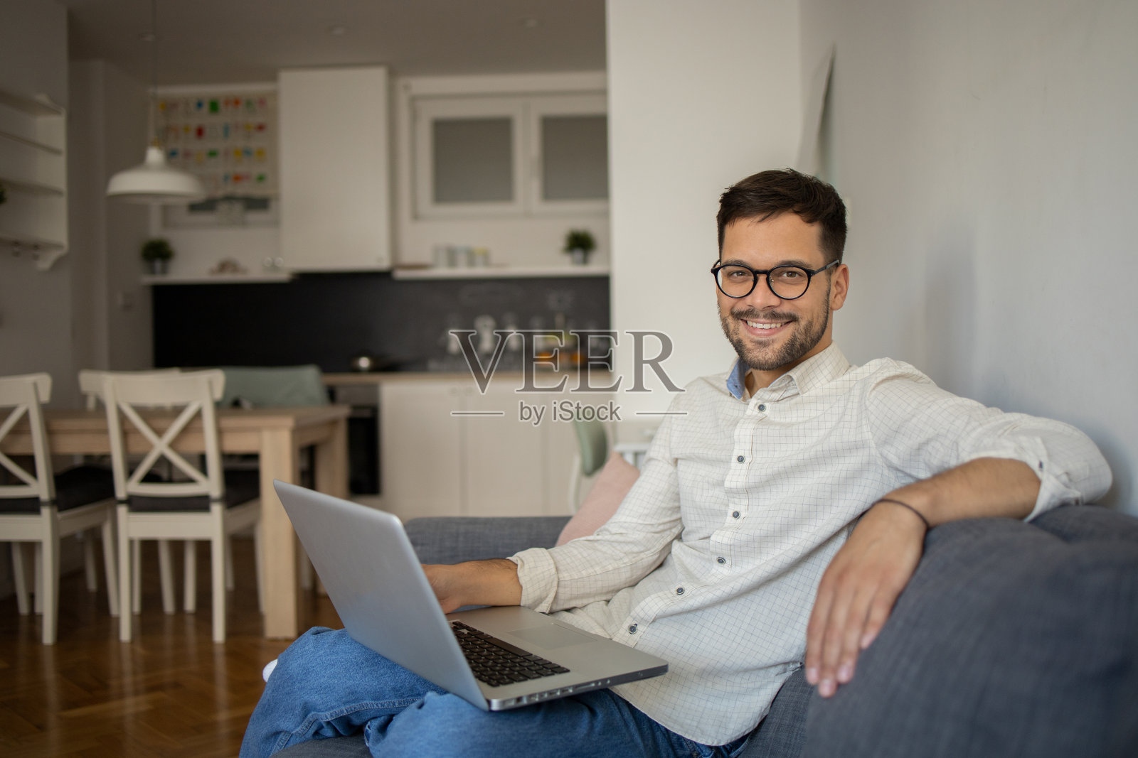 在家工作的男人照片摄影图片