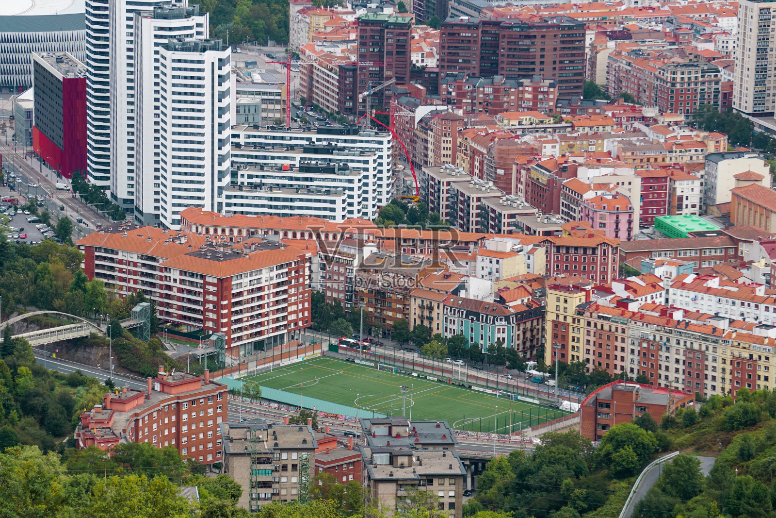西班牙毕尔巴鄂市的城市景观和建筑，旅游目的地照片摄影图片
