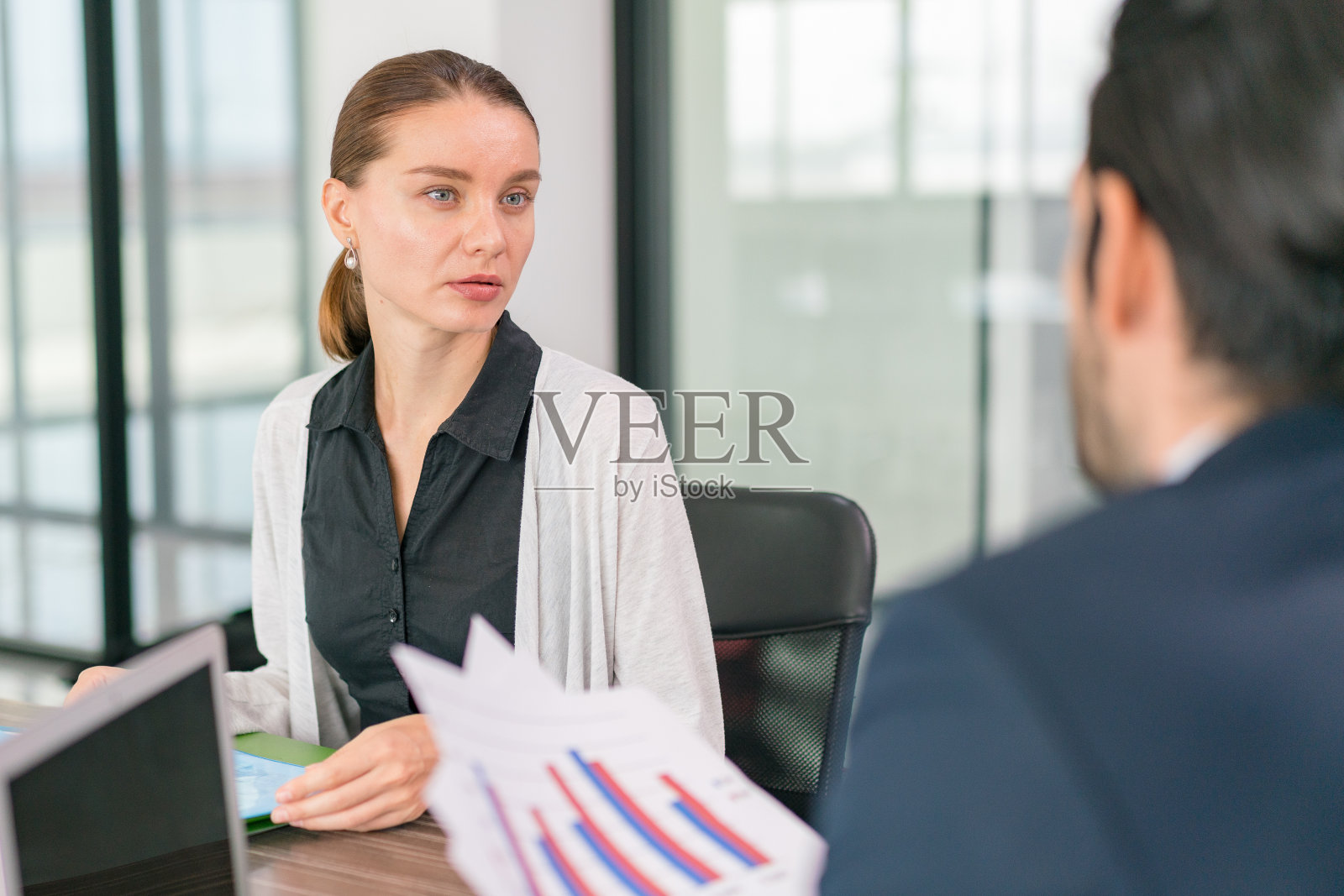 商务会议与开发营销分析的小组合作。商务人士，文件和会议在营销策略，广告或公司统计在办公室。照片摄影图片