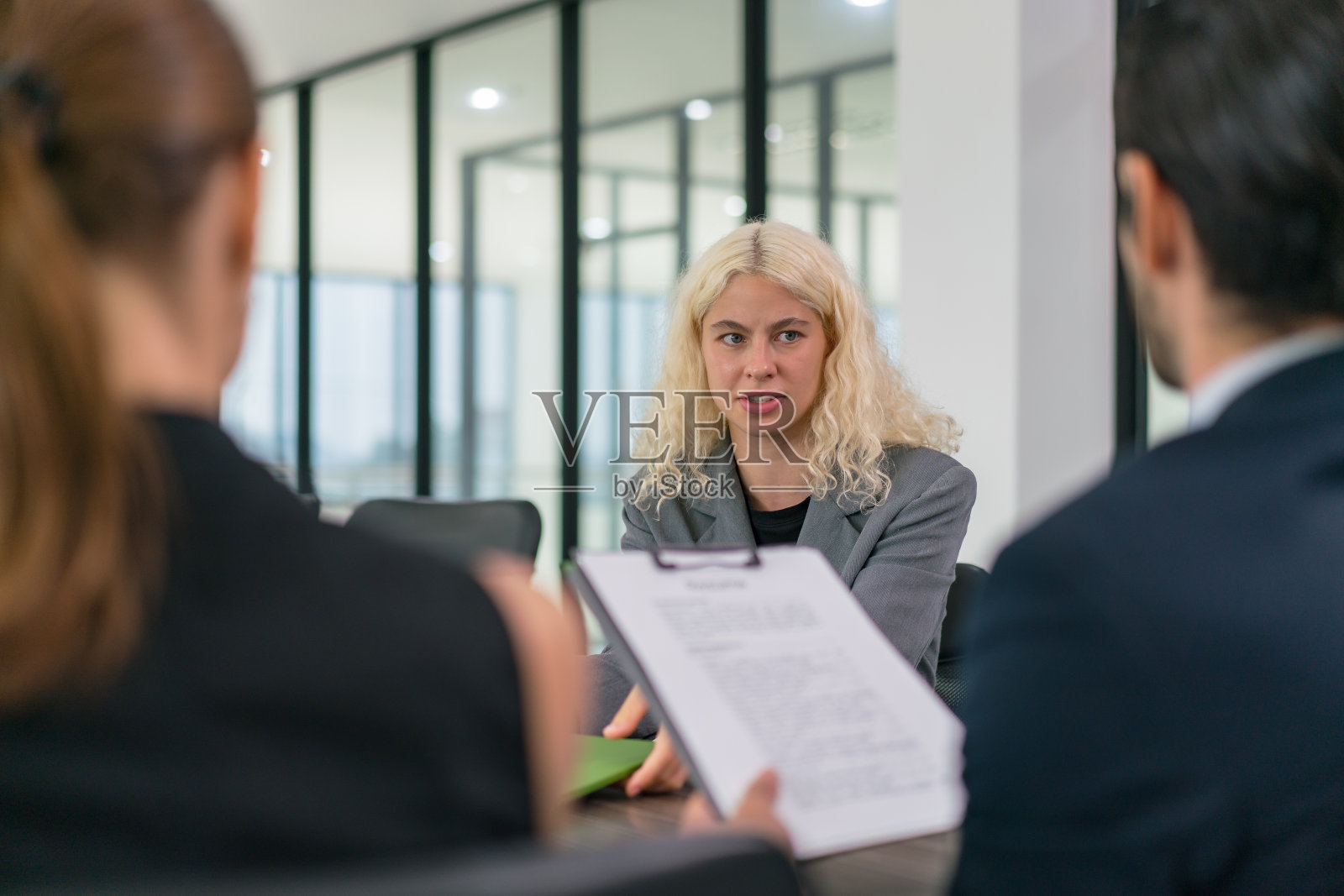 商务会议与开发营销分析的小组合作。商务人士，文件和会议在营销策略，广告或公司统计在办公室。照片摄影图片