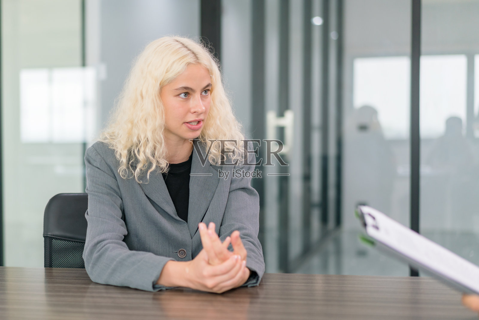 商务人士讨论，商务人士在会议室开会，团队在办公室开会。照片摄影图片