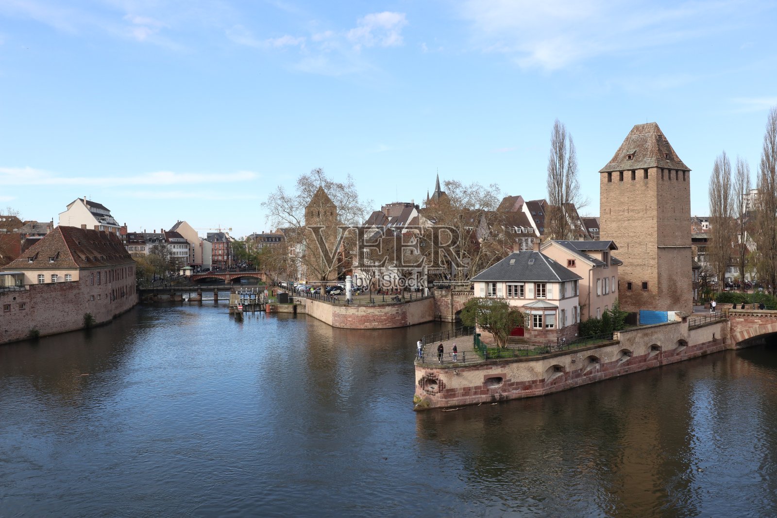 法国斯特拉斯堡的中世纪桥Ponts couvert照片摄影图片