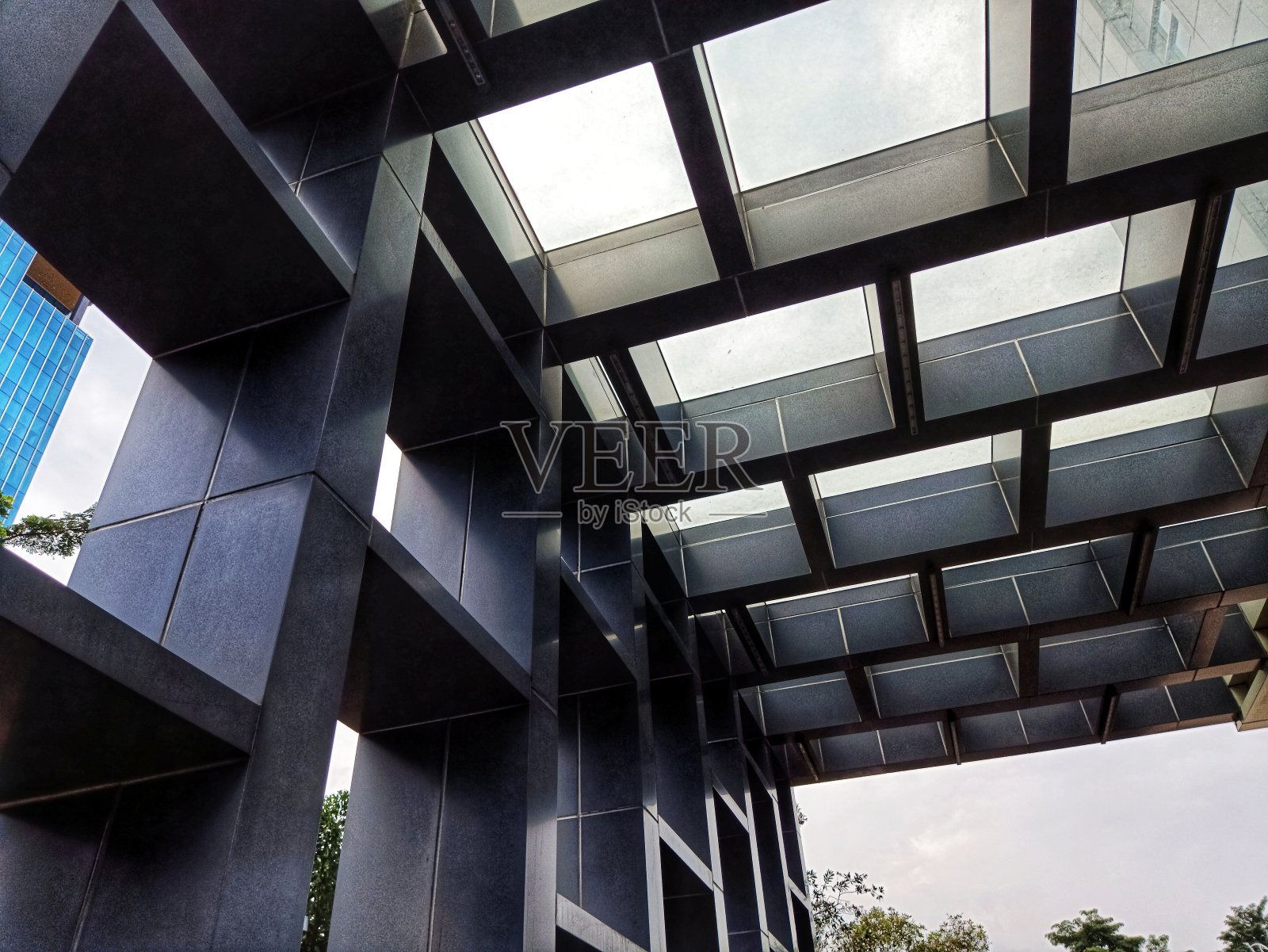 建筑艺术设计，多云天空照片摄影图片