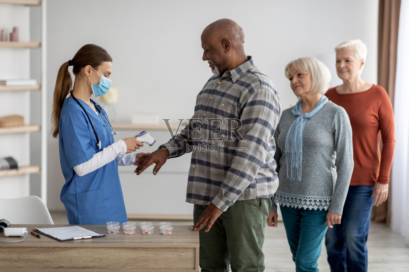 多种族的老年人检查体温照片摄影图片