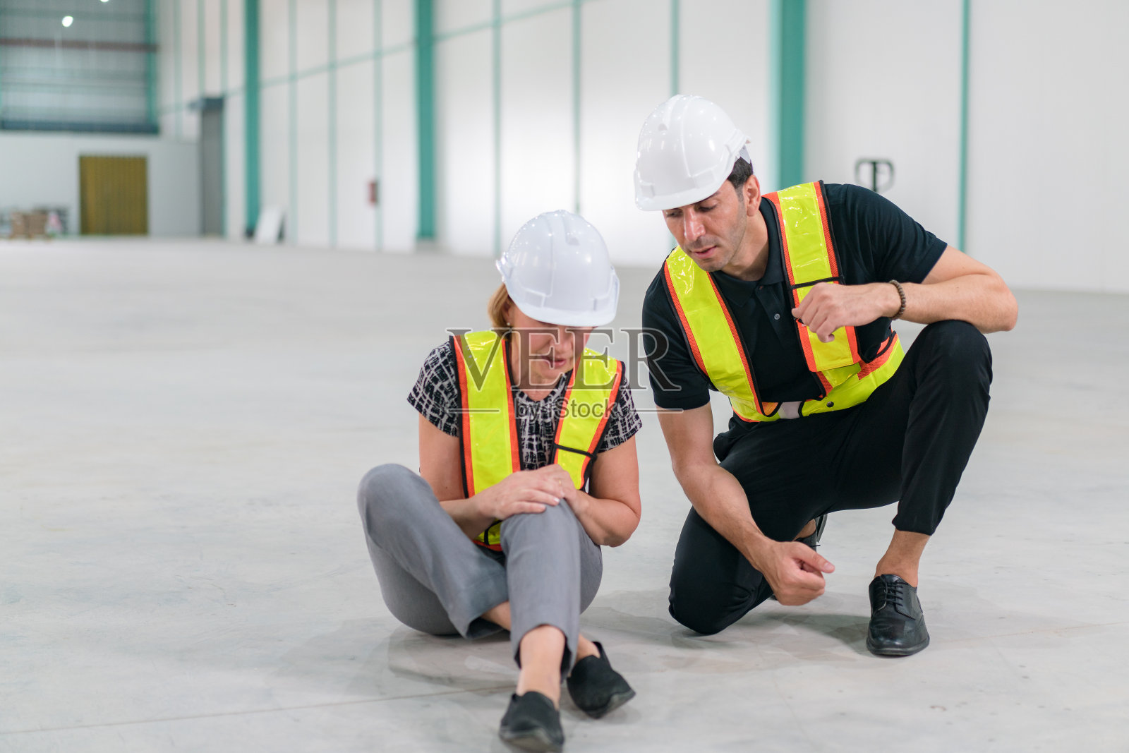 紧急救援工程师为发生事故的建筑工人提供急救。安全小组帮助发生事故的建筑工人。照片摄影图片