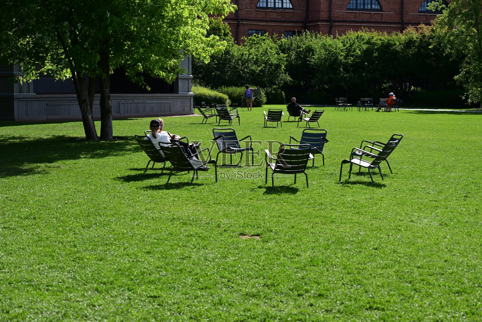 空地上的空椅子围成半圆形。心理援助的概念。沟通问题处理照片摄影图片